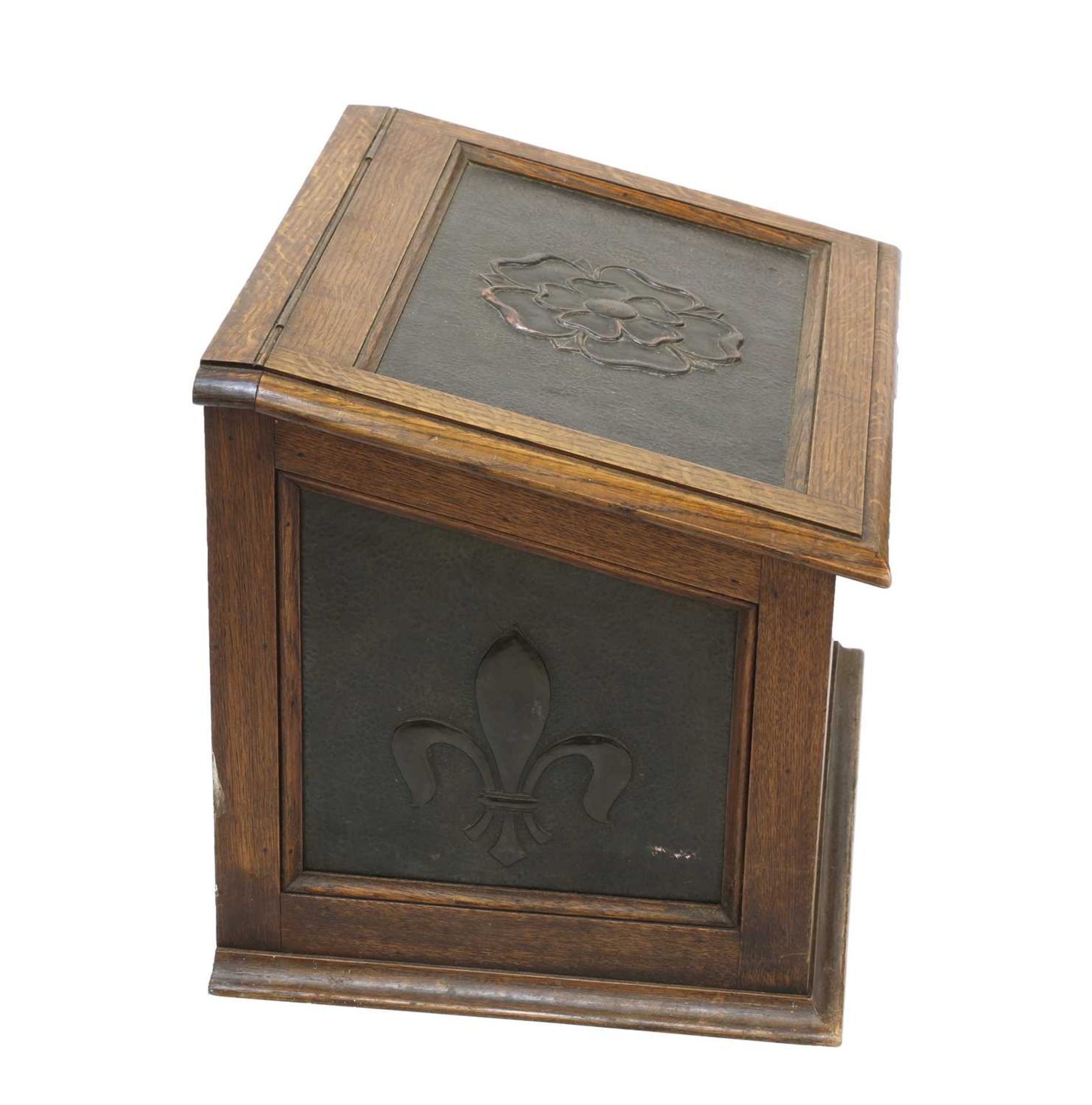 An Arts and Crafts oak and copper-mounted log bin, - Bild 4 aus 4