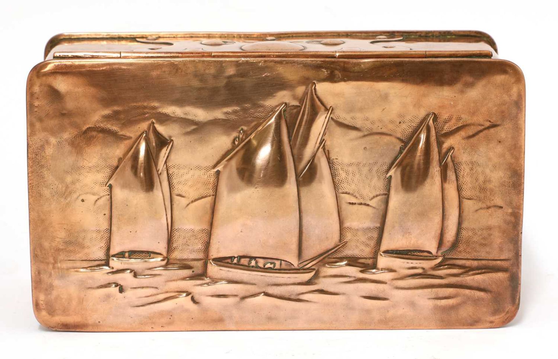 A Newlyn embossed copper casket, - Bild 2 aus 4