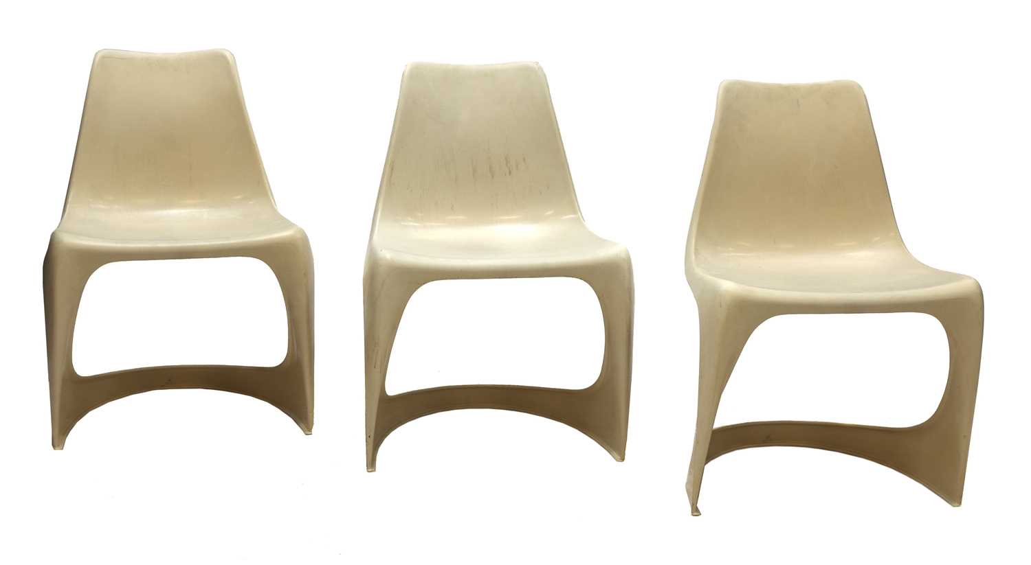 Three Cado moulded plastic stacking chairs, - Image 3 of 3