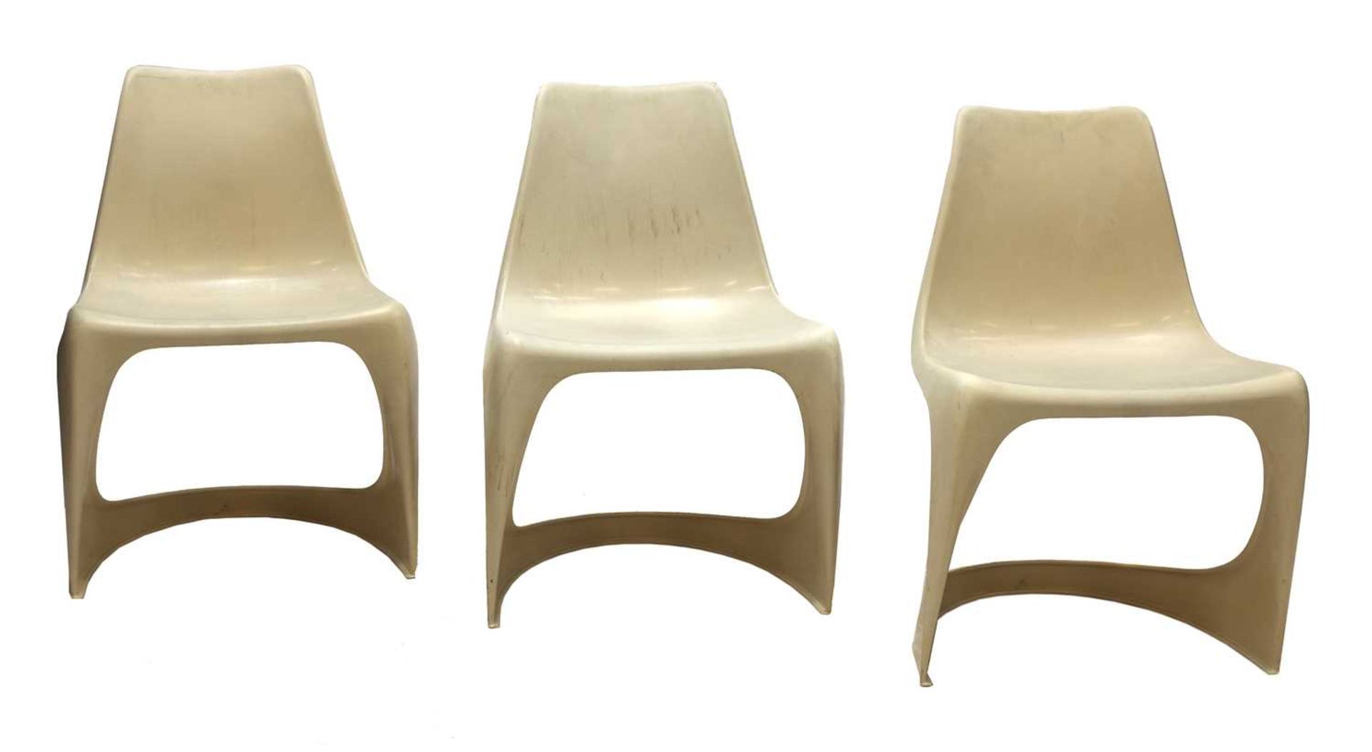 Three Cado moulded plastic stacking chairs, - Image 3 of 3