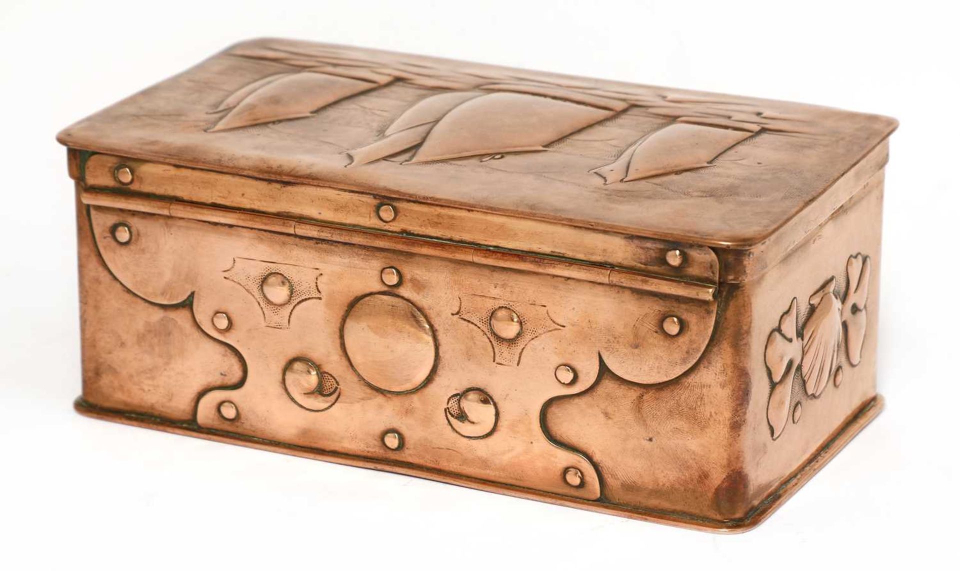 A Newlyn embossed copper casket, - Bild 3 aus 4