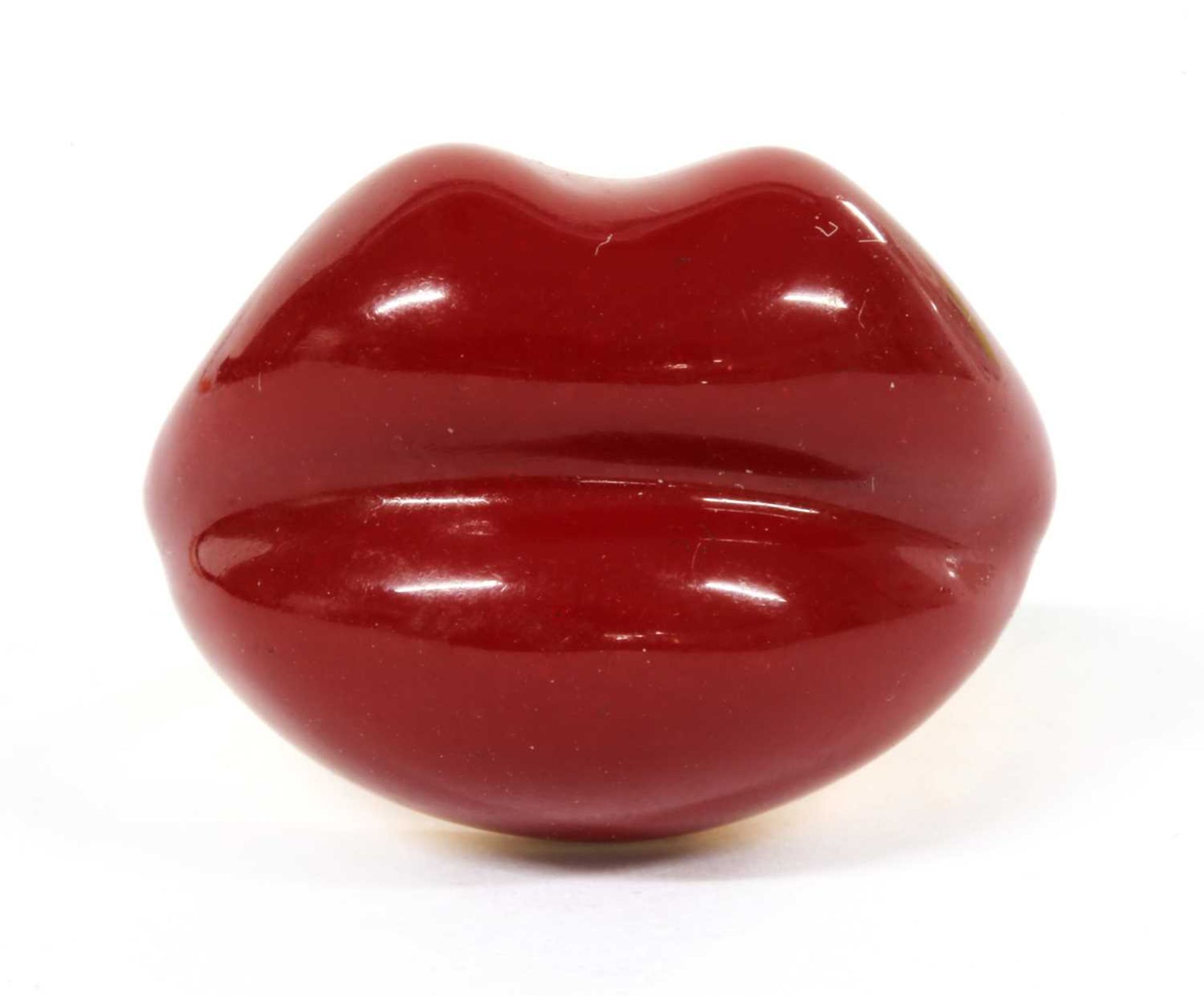 An Italian gold enamel 'lips' ring, by Mattioli - Image 2 of 3