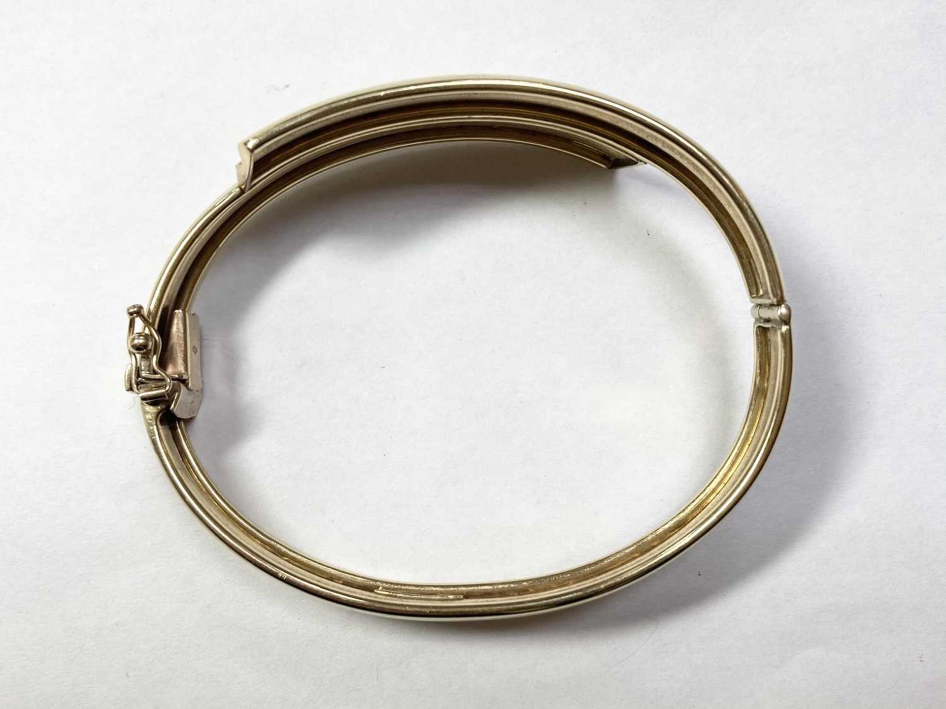 A 9ct gold oval hinged crossover bangle, - Image 3 of 4