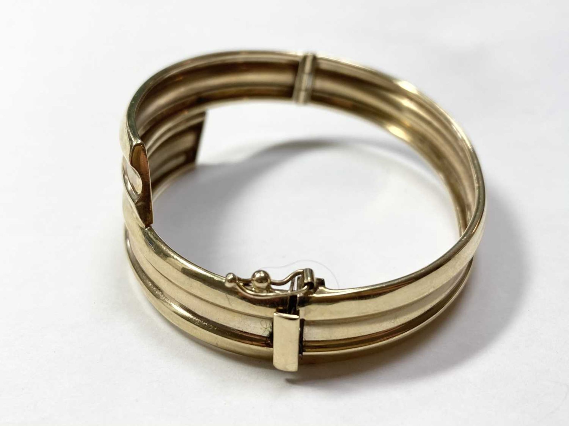 A 9ct gold oval hinged crossover bangle, - Image 4 of 4