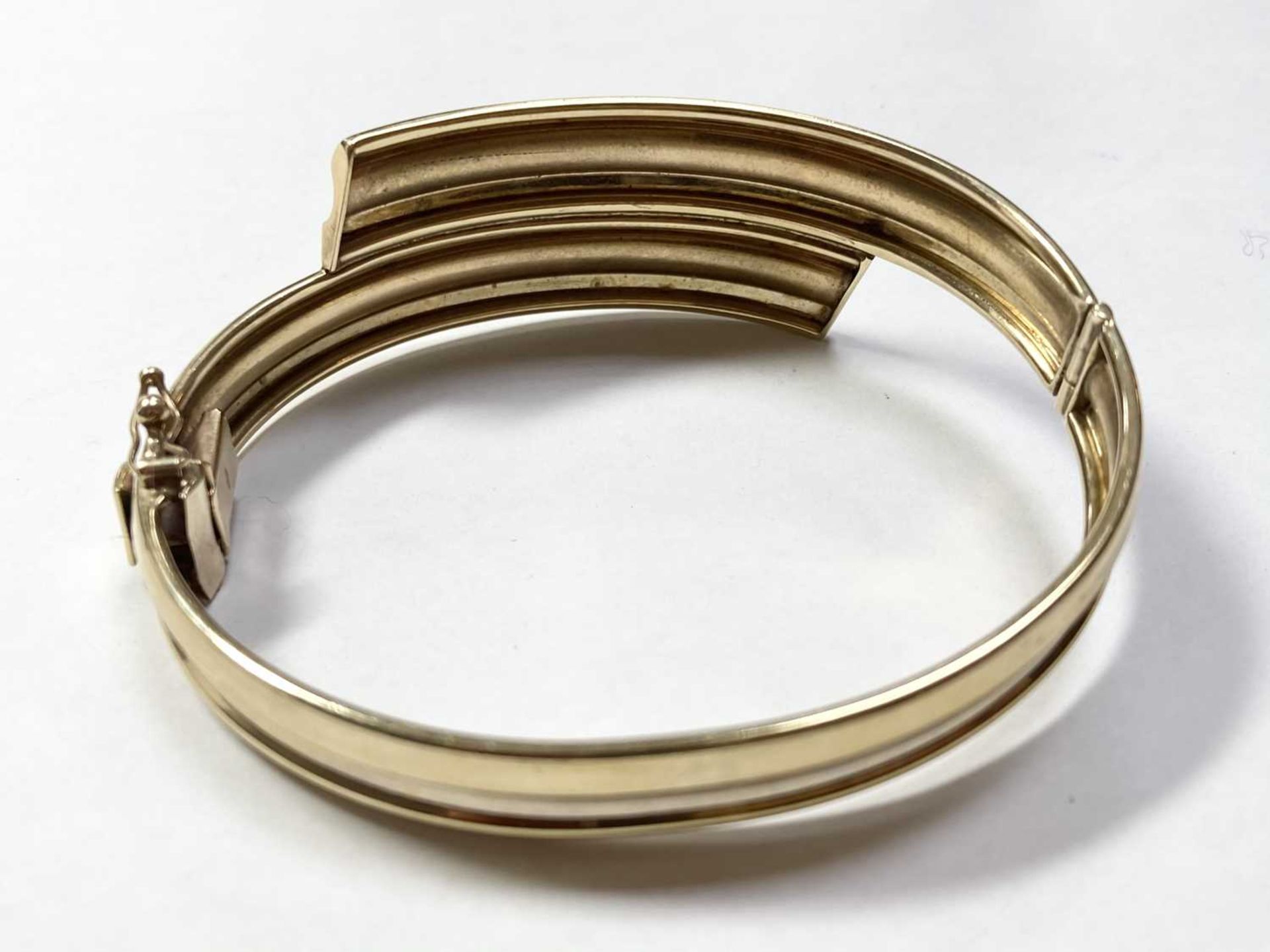 A 9ct gold oval hinged crossover bangle, - Image 2 of 4