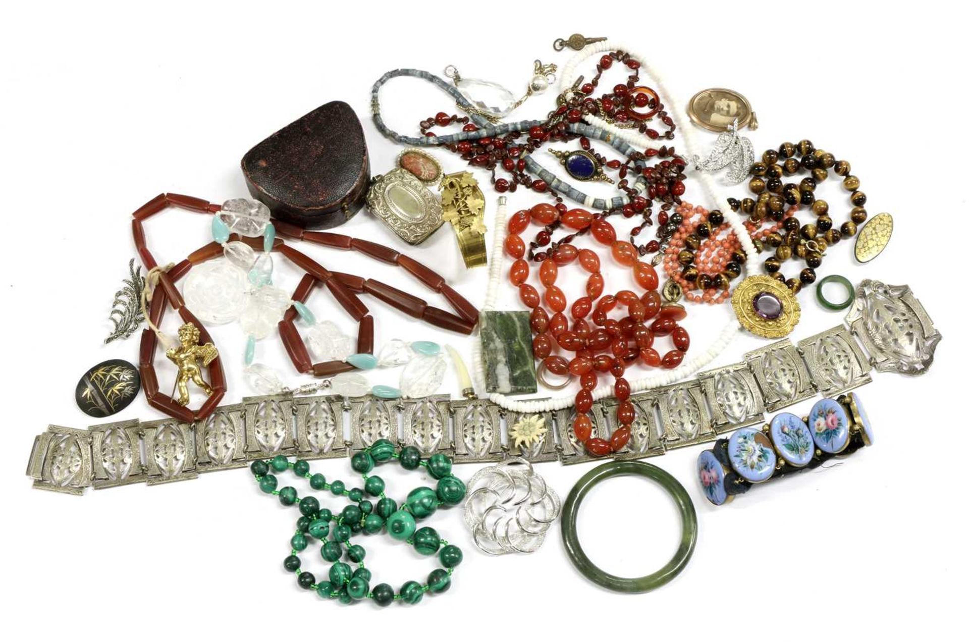 A quantity of costume jewellery,