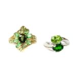 A 9ct white gold peridot and chrome diopside crossover ring,