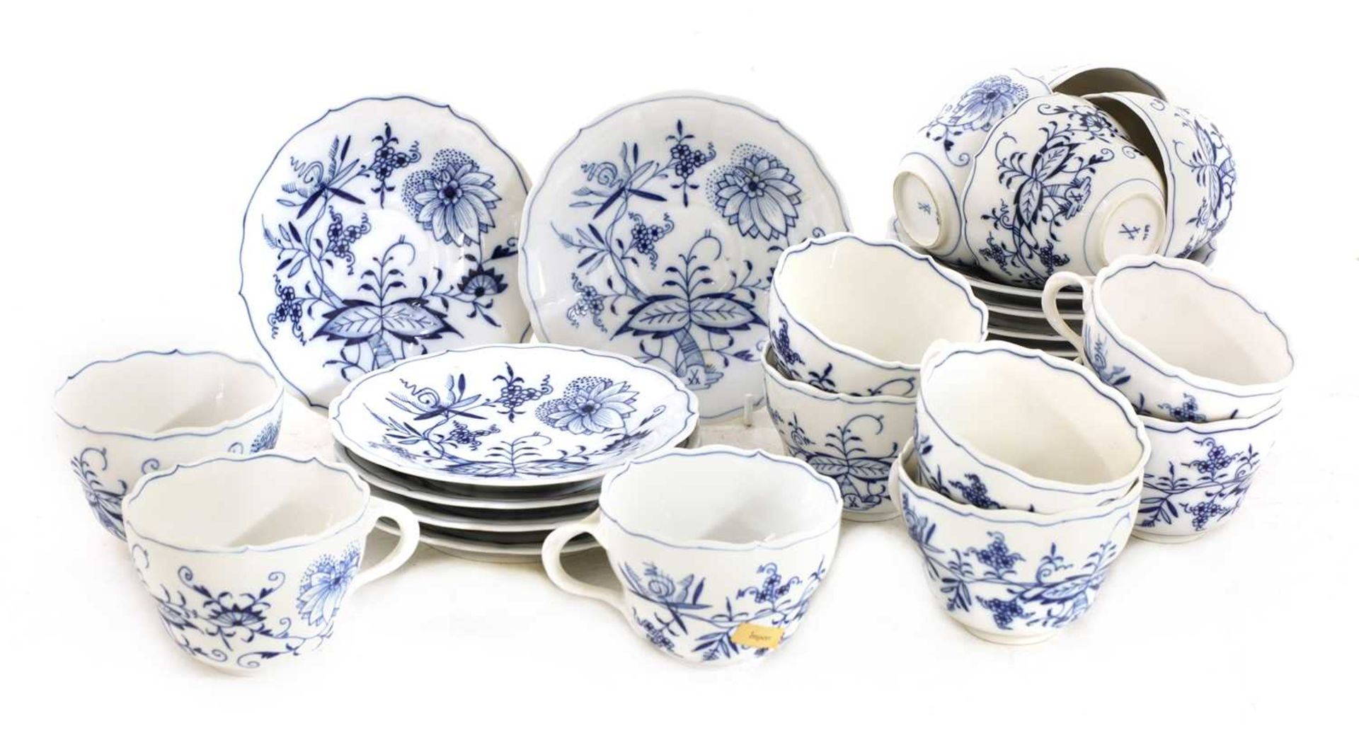 An extensive Meissen Onion pattern blue and white dinner and tea service, - Image 14 of 21