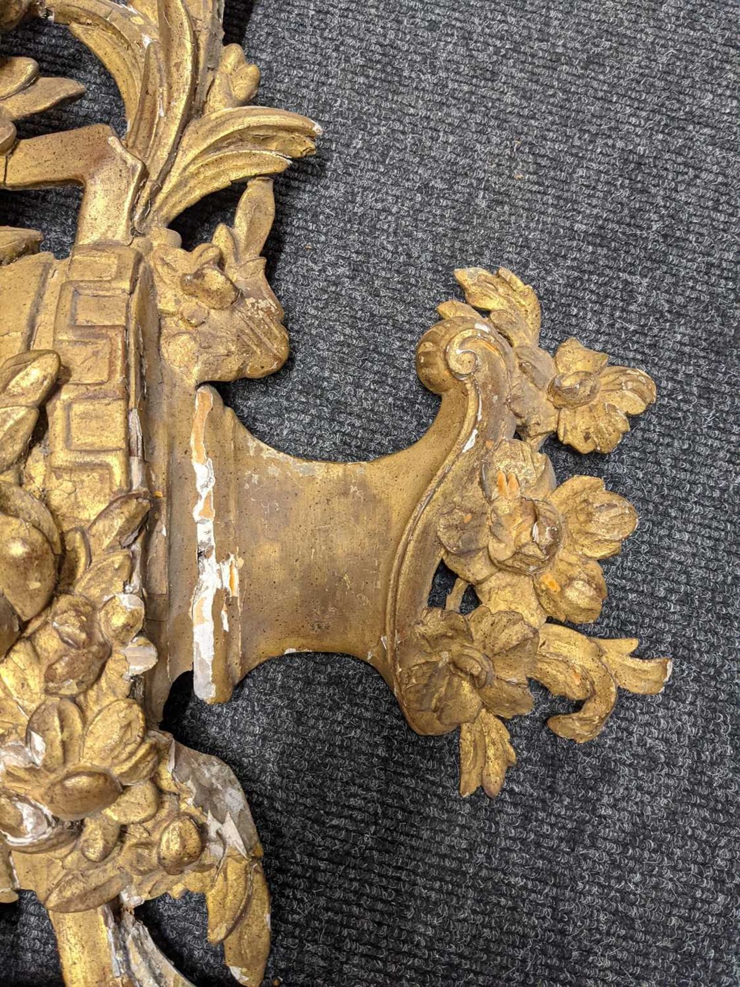 A large carved giltwood wall mirror - Image 22 of 22