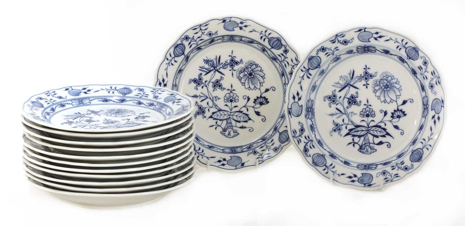 An extensive Meissen Onion pattern blue and white dinner and tea service, - Bild 10 aus 21