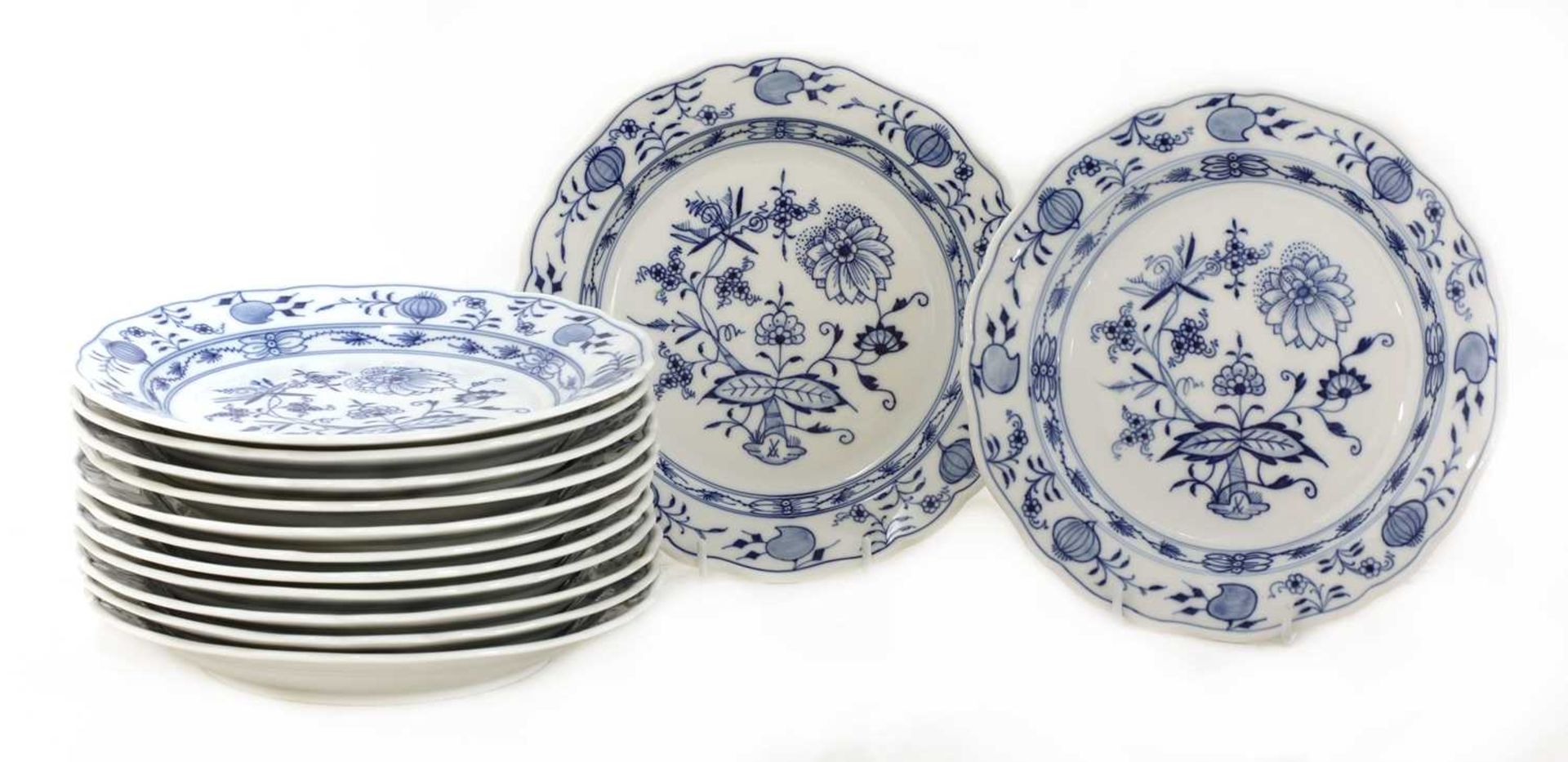 An extensive Meissen Onion pattern blue and white dinner and tea service, - Image 10 of 21