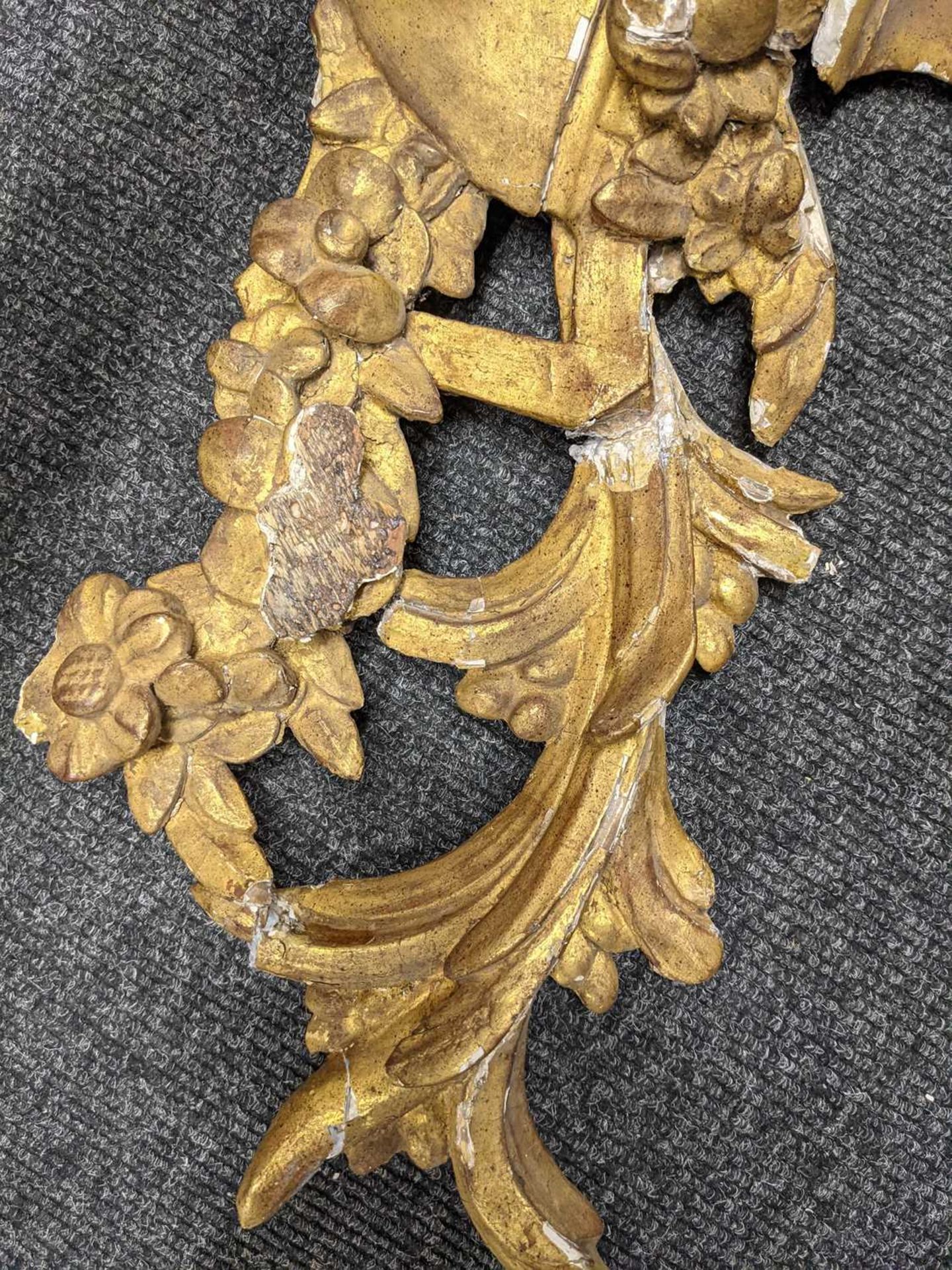 A large carved giltwood wall mirror - Image 14 of 22
