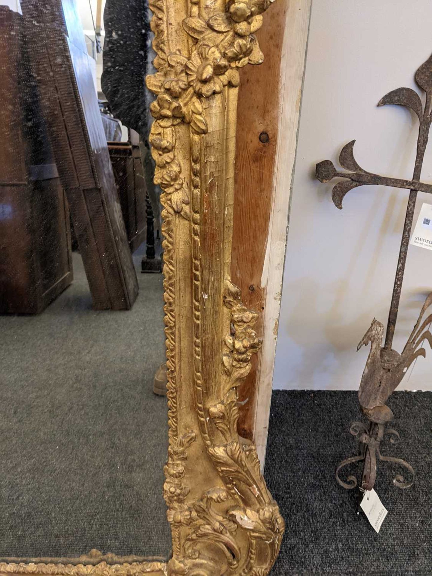 A large carved giltwood wall mirror - Image 18 of 22