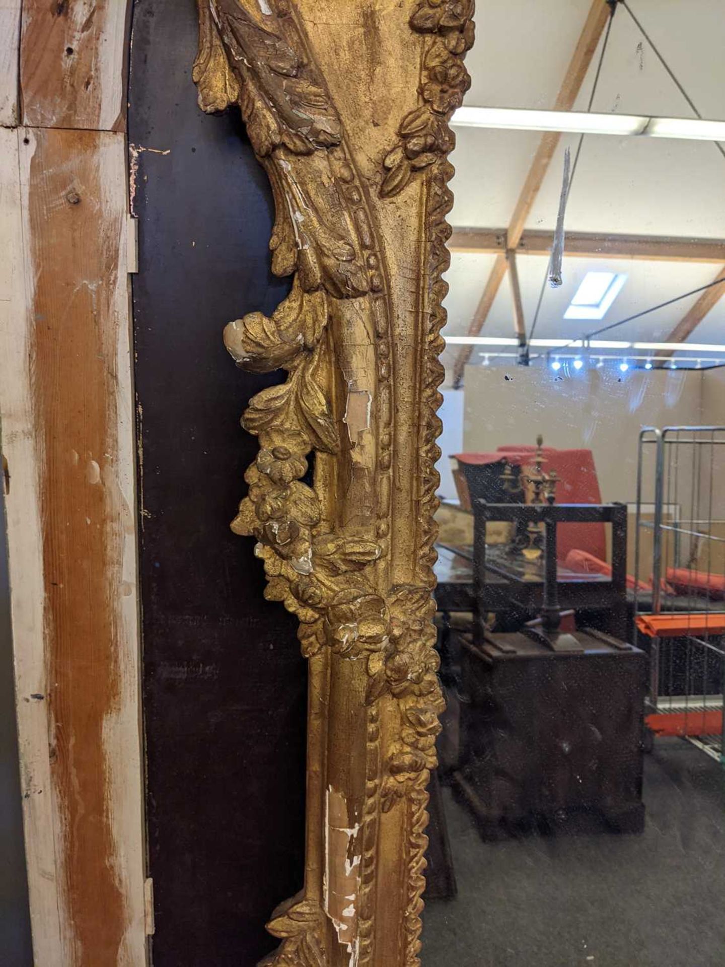 A large carved giltwood wall mirror - Image 8 of 22