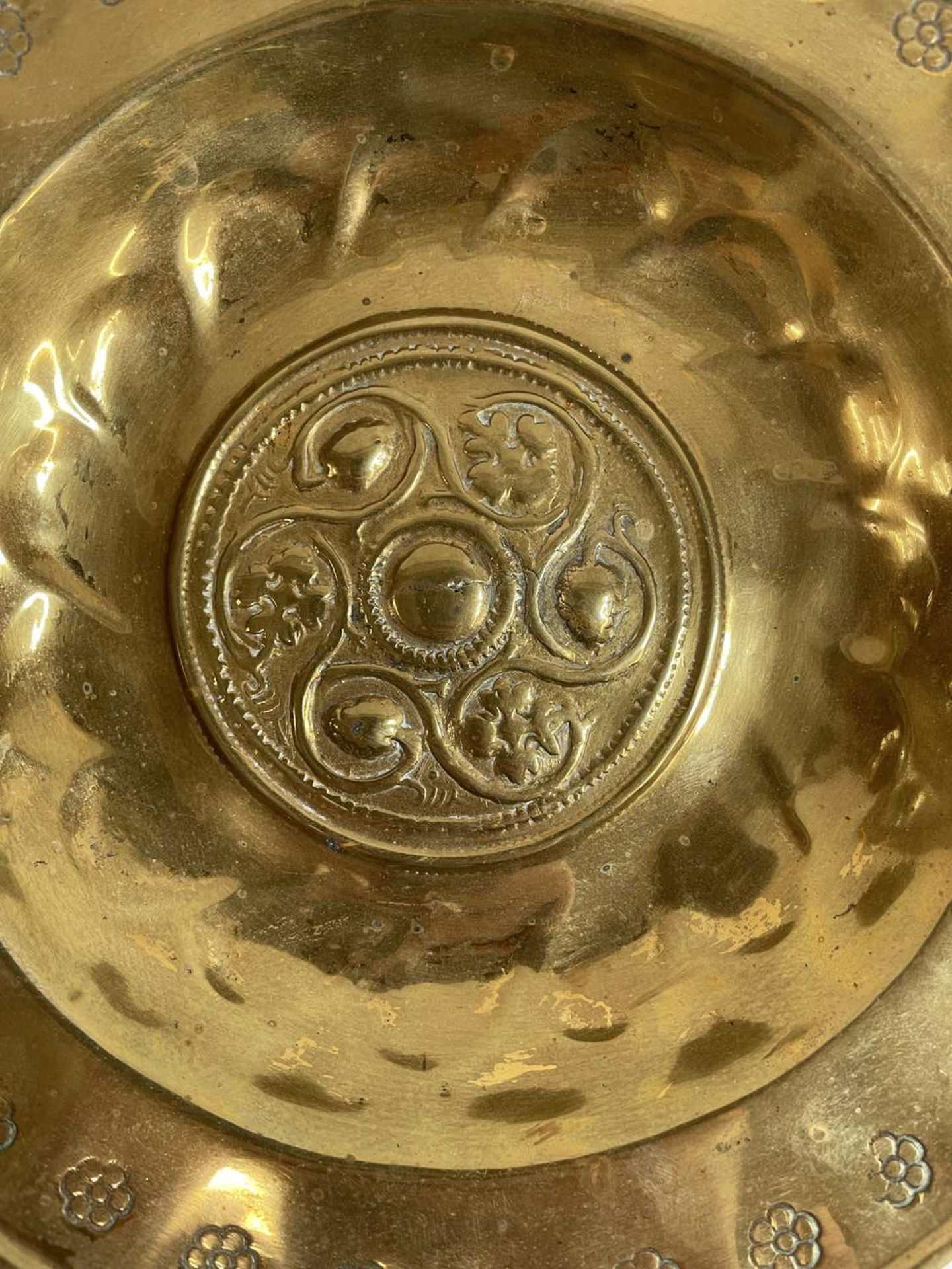 A small brass alms dish - Image 7 of 8