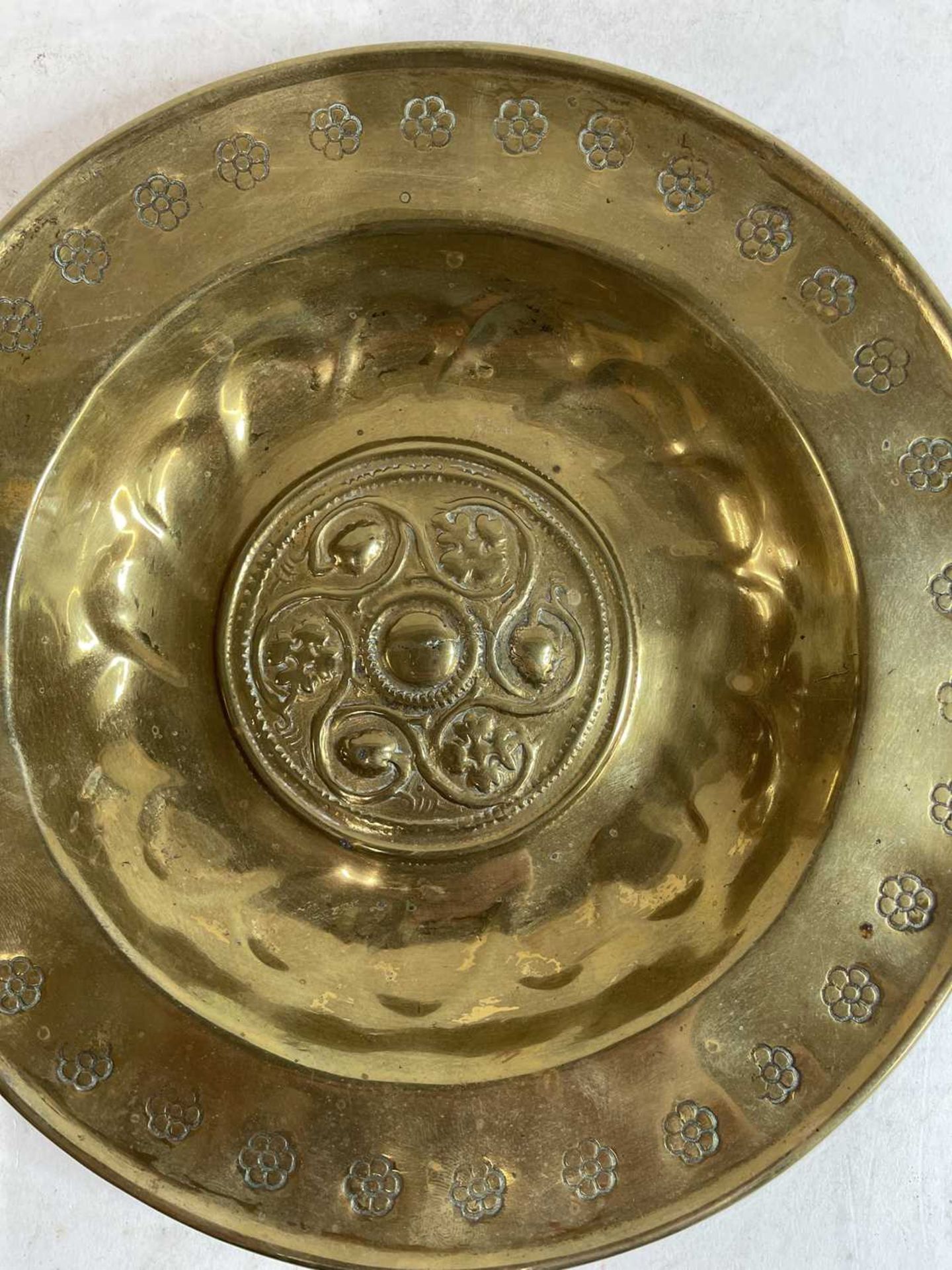 A small brass alms dish - Image 5 of 8