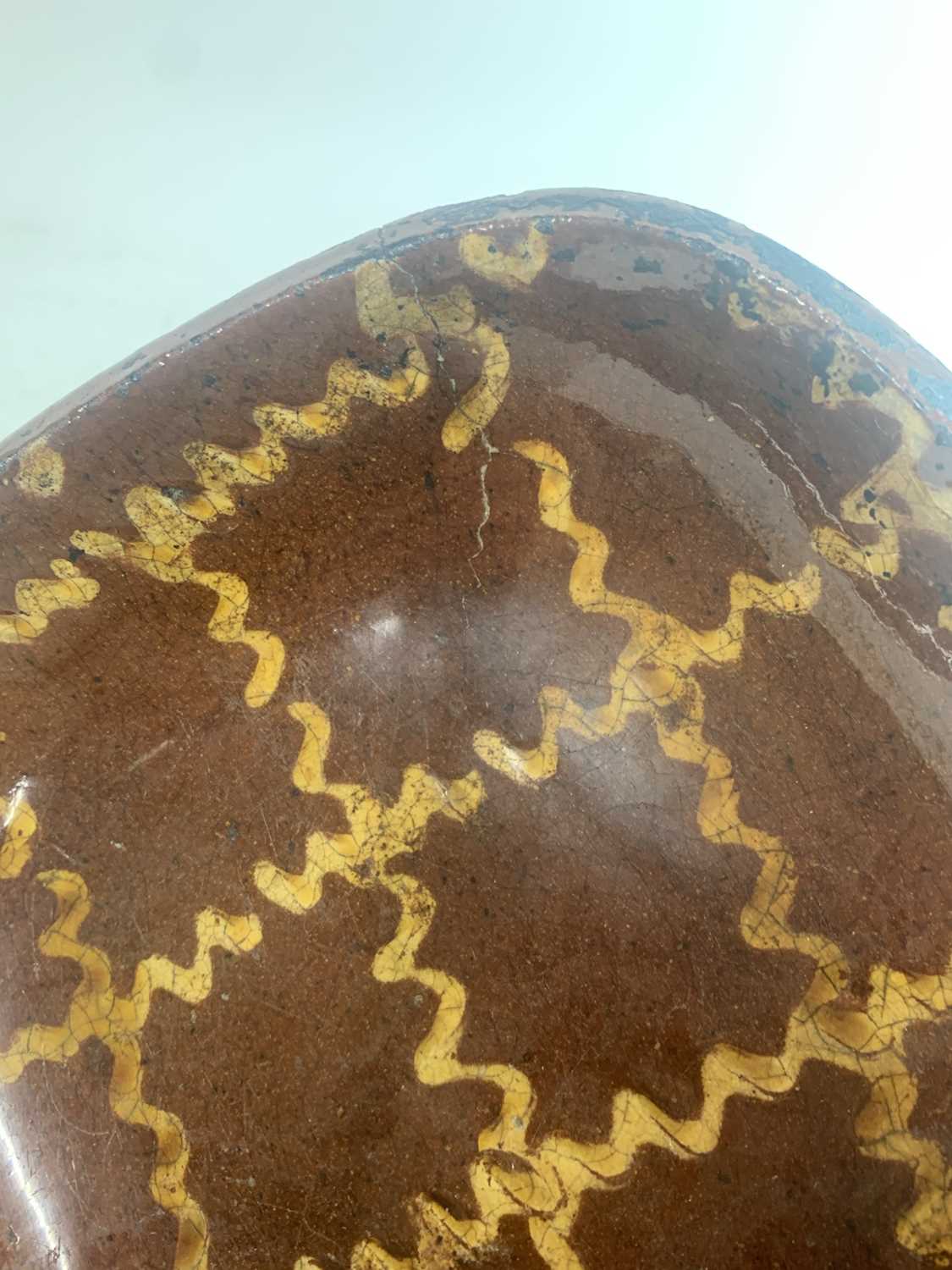 A Staffordshire pottery slipware baking dish, - Bild 5 aus 12