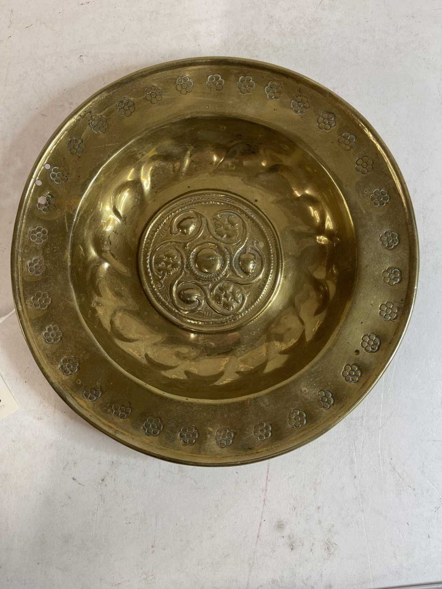 A small brass alms dish - Image 6 of 8