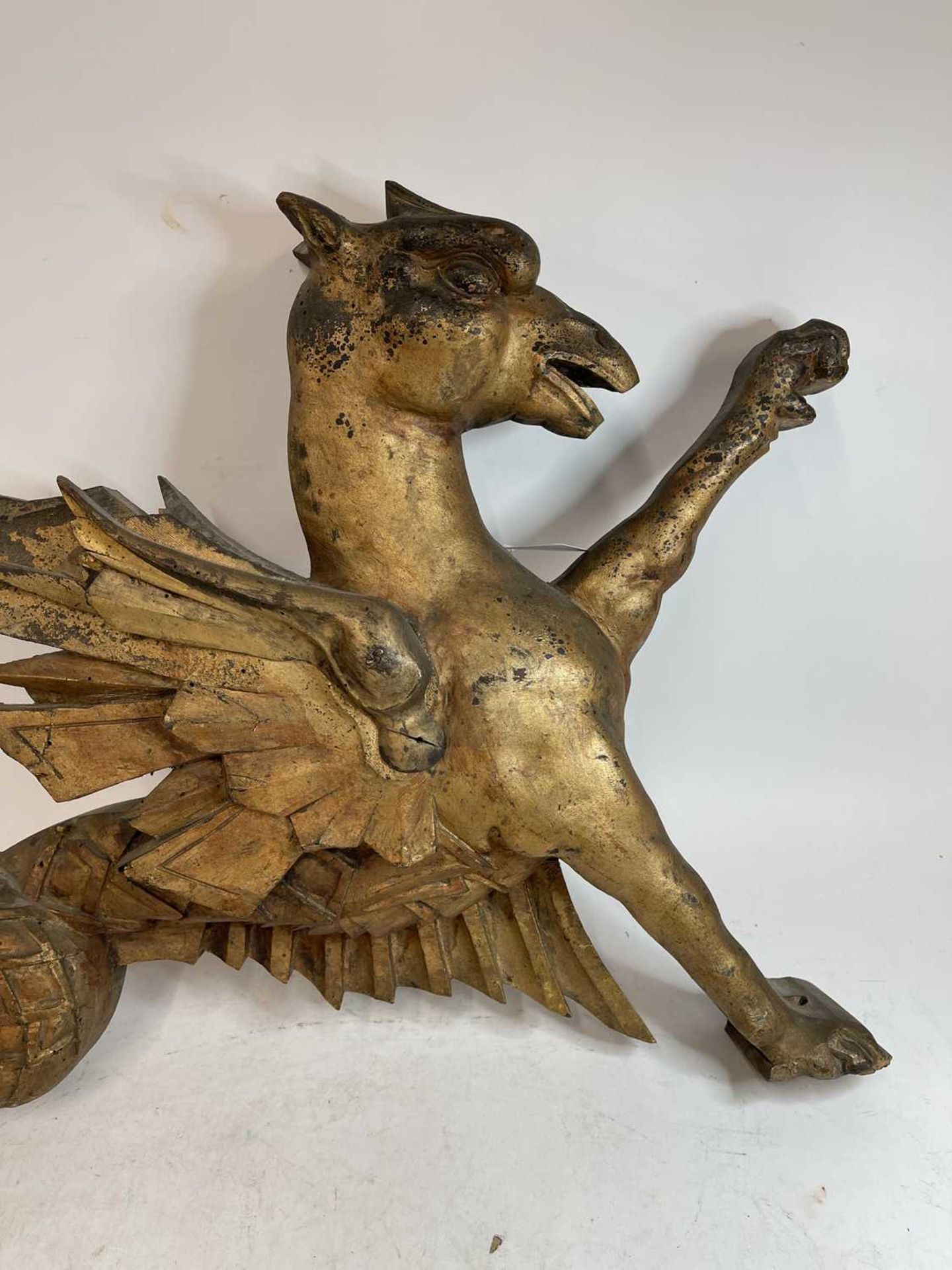 An opposing pair of carved giltwood dragon finials, - Bild 23 aus 45