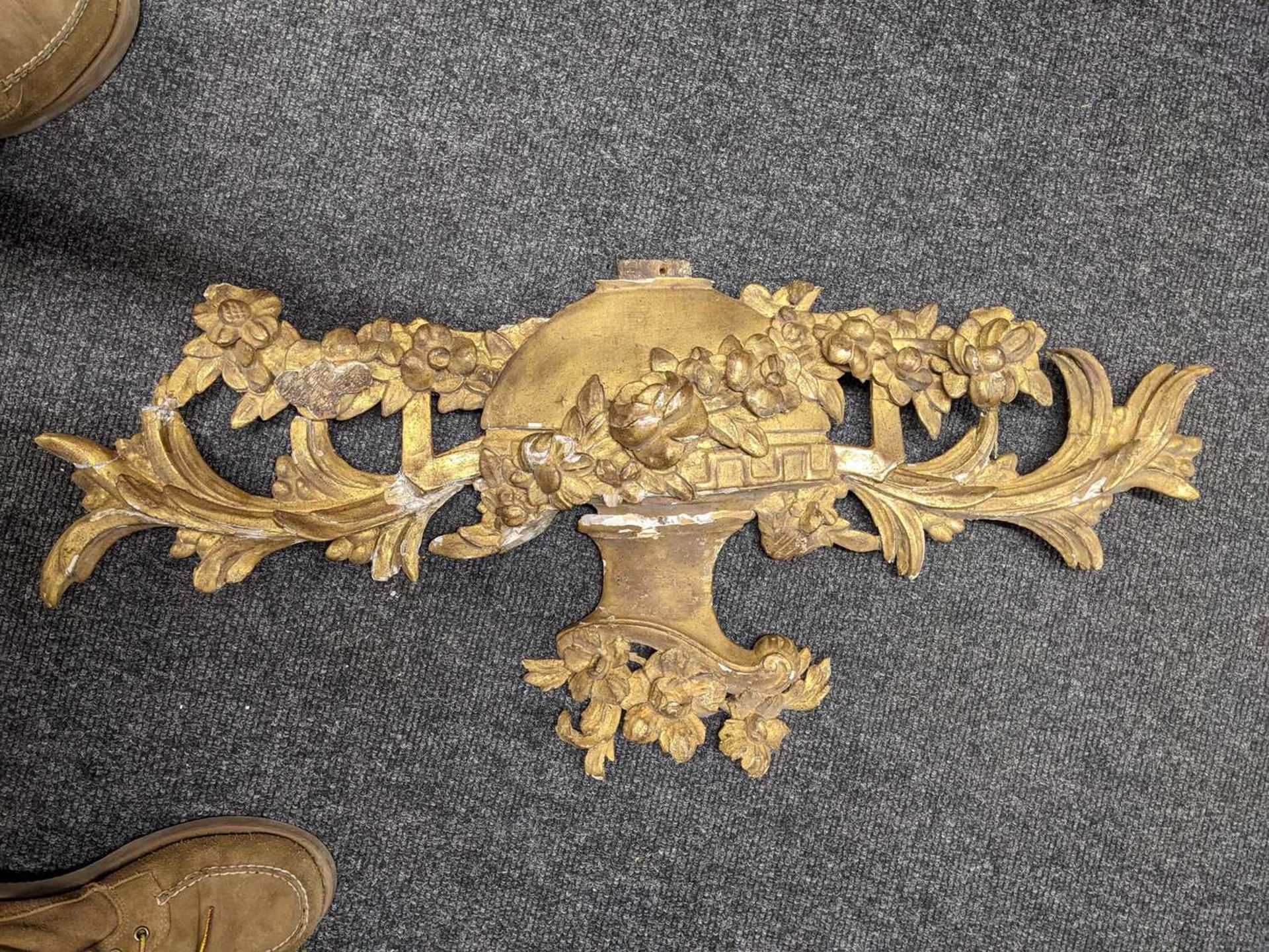 A large carved giltwood wall mirror - Image 4 of 22