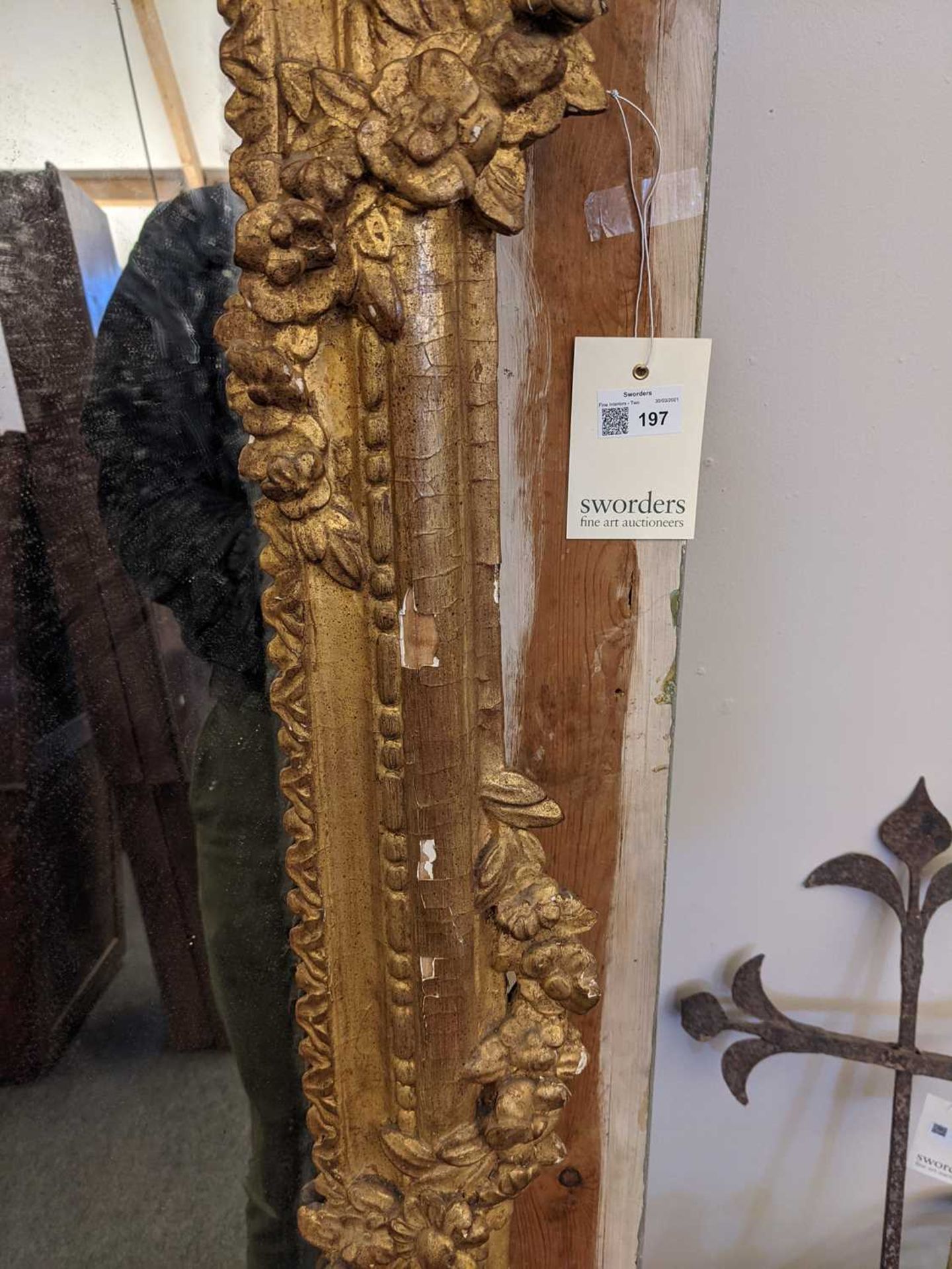 A large carved giltwood wall mirror - Image 15 of 22