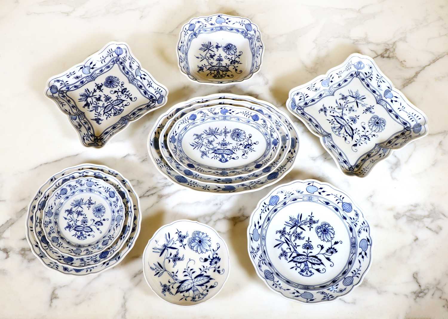 An extensive Meissen Onion pattern blue and white dinner and tea service, - Bild 3 aus 21