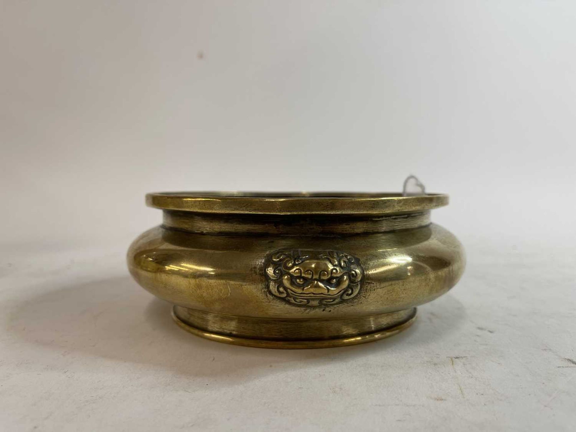 A Chinese bronze incense burner, - Bild 8 aus 24