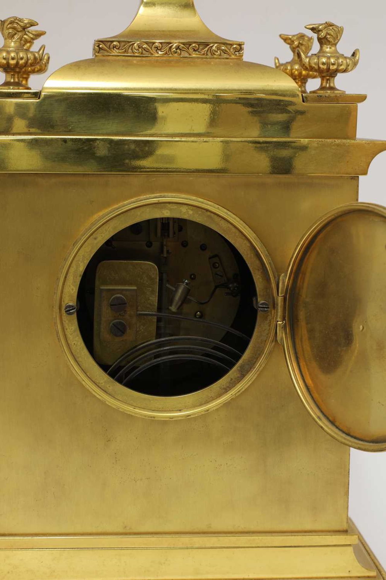 A French gilt brass cased mantel clock, - Bild 4 aus 4
