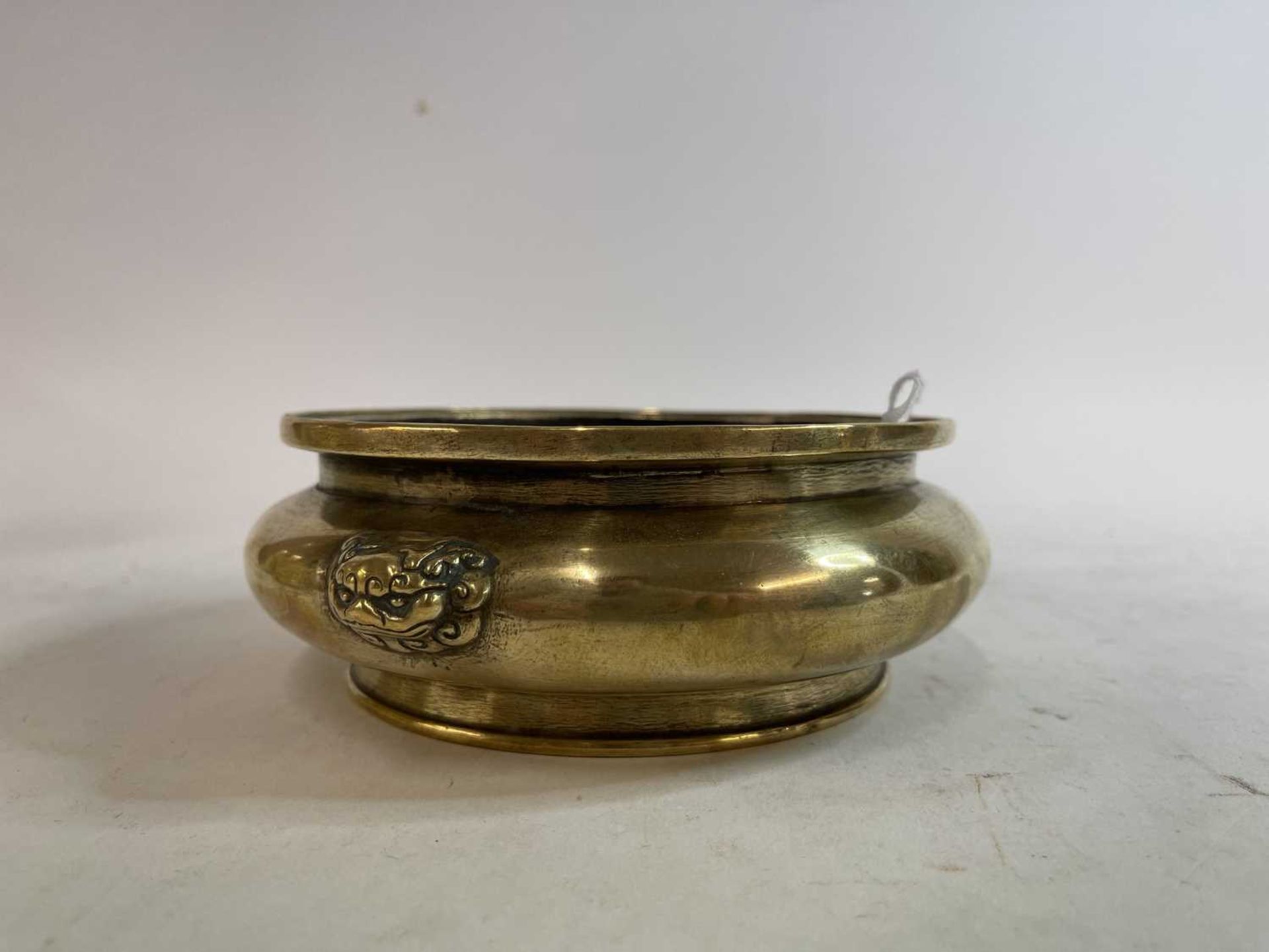A Chinese bronze incense burner, - Bild 5 aus 24