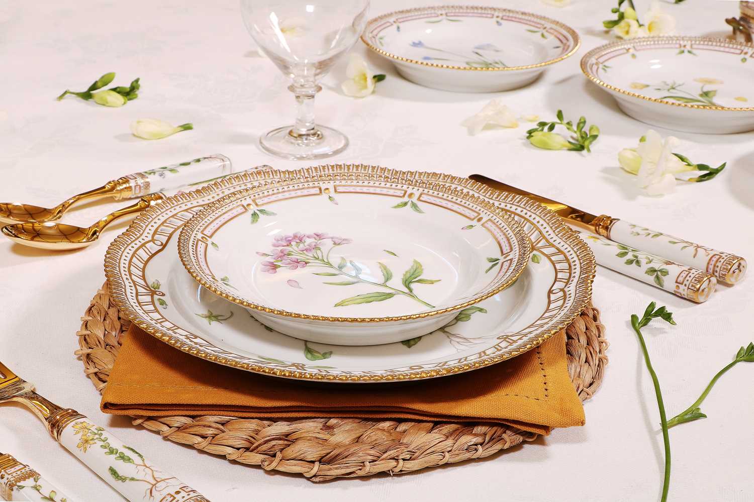 An extensive Royal Copenhagen 'Flora Danica' porcelain dinner service, - Bild 4 aus 139