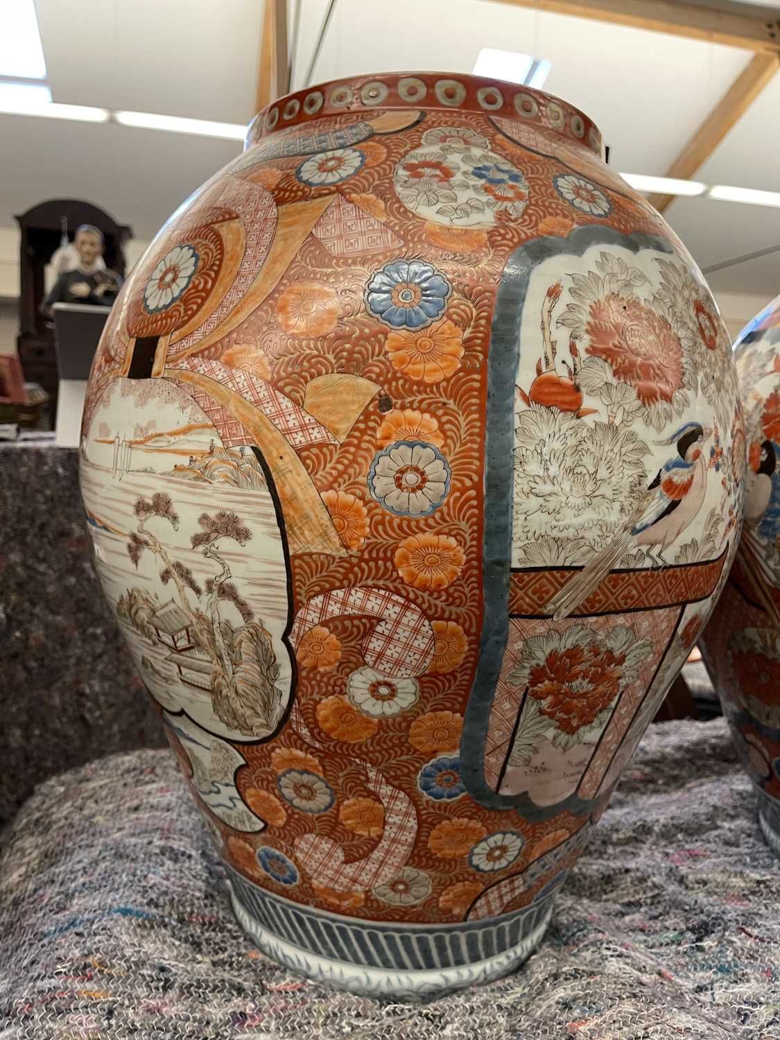 A large pair of Imari vases and covers, - Bild 25 aus 31