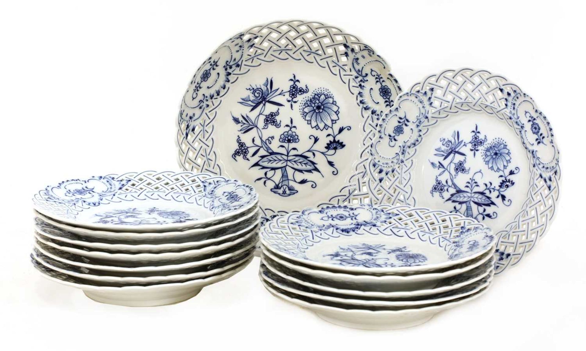 An extensive Meissen Onion pattern blue and white dinner and tea service, - Image 8 of 21