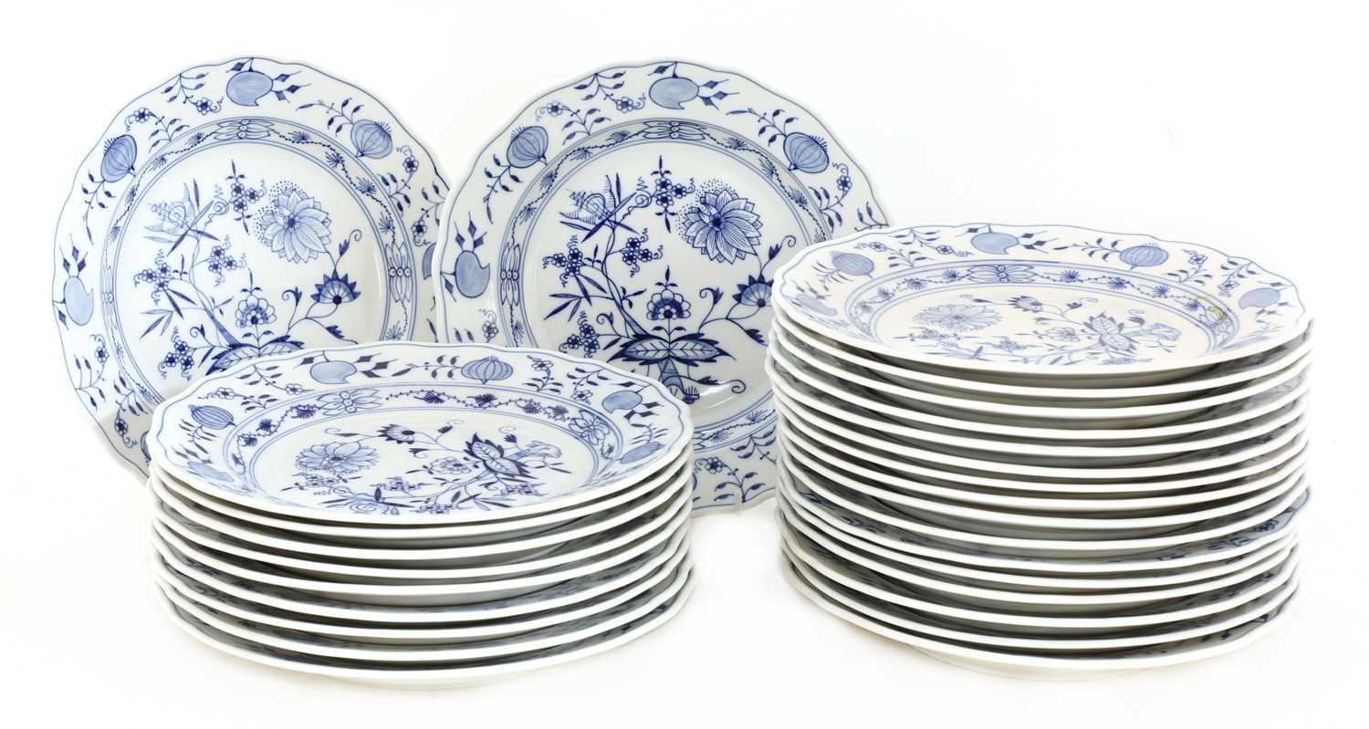 An extensive Meissen Onion pattern blue and white dinner and tea service, - Bild 12 aus 21