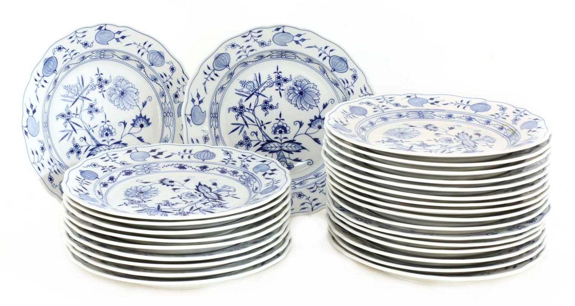 An extensive Meissen Onion pattern blue and white dinner and tea service, - Image 12 of 21