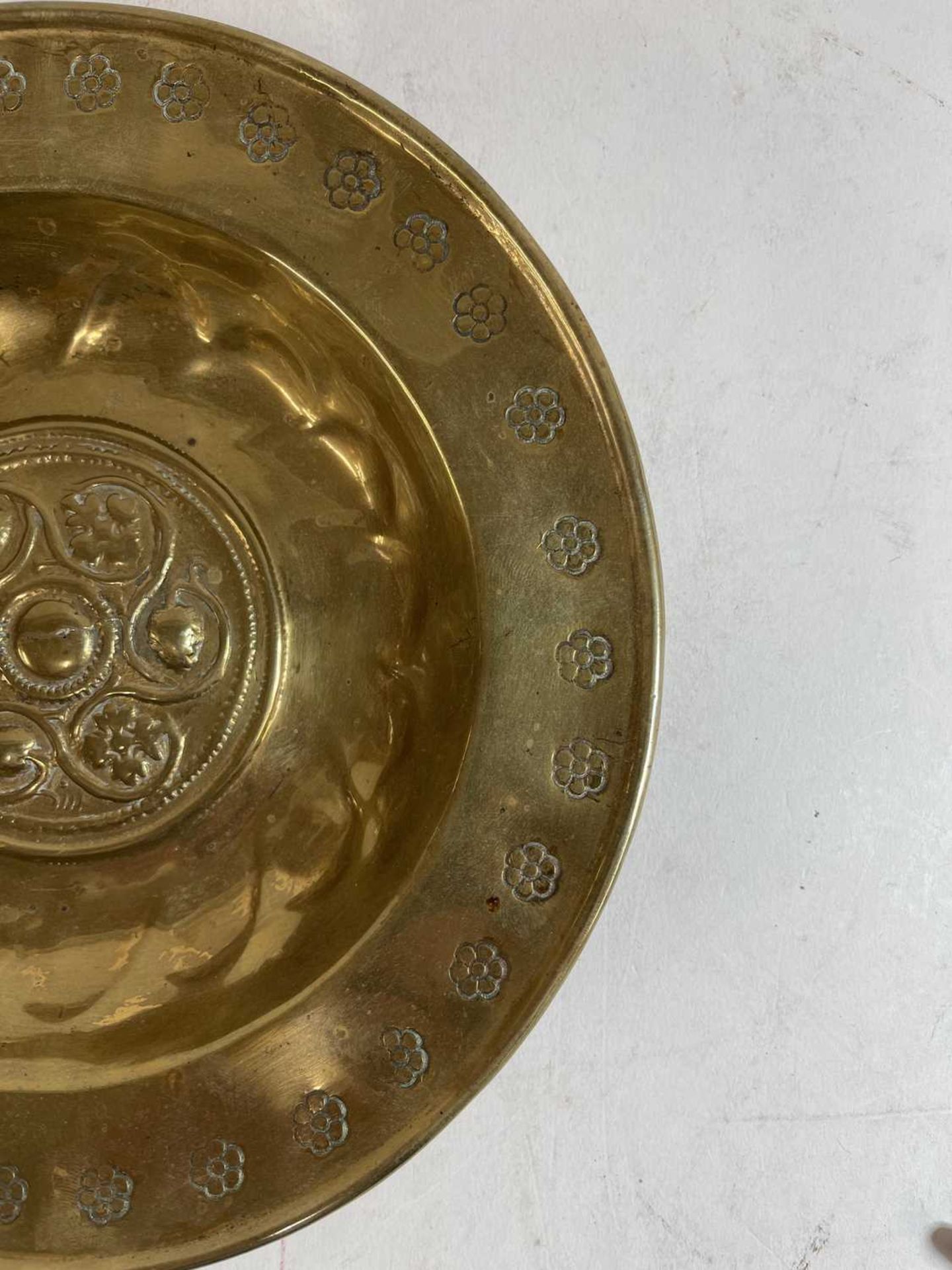 A small brass alms dish - Image 8 of 8