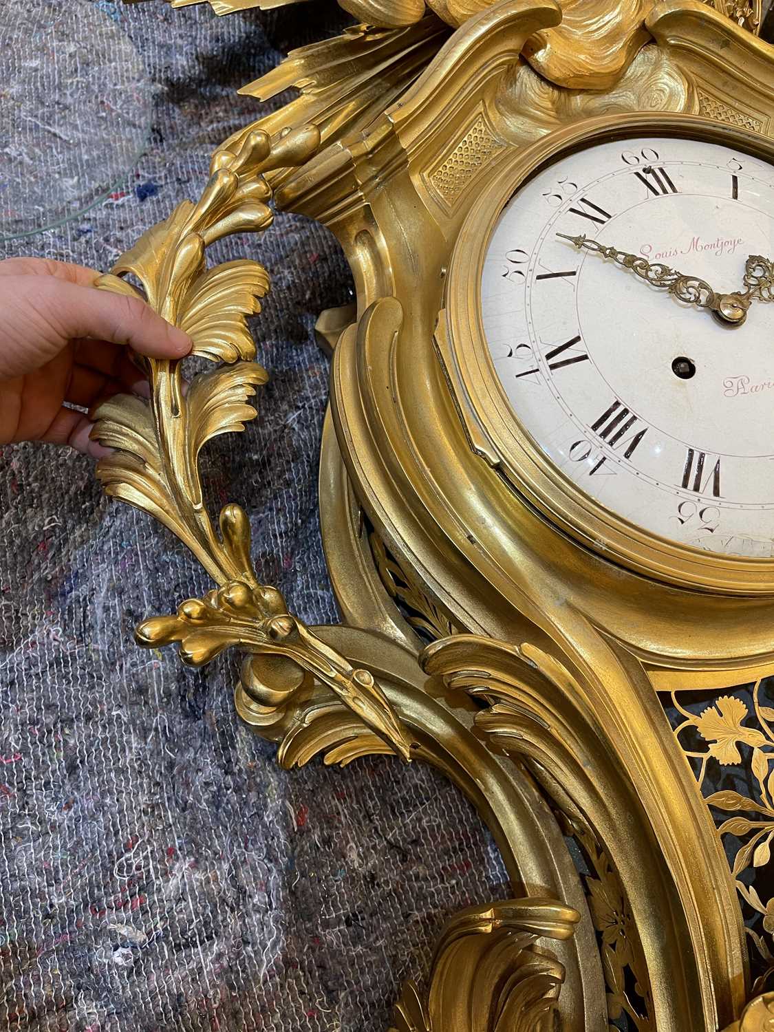 A large and impressive Louis XVI gilt-bronze cartel clock, - Bild 26 aus 40