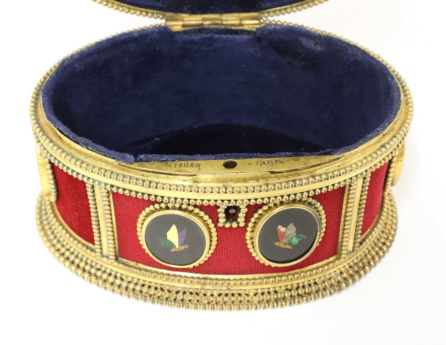 An oval gilt-metal and pietra dura inset casket, by Tahan, Paris, - Bild 4 aus 5