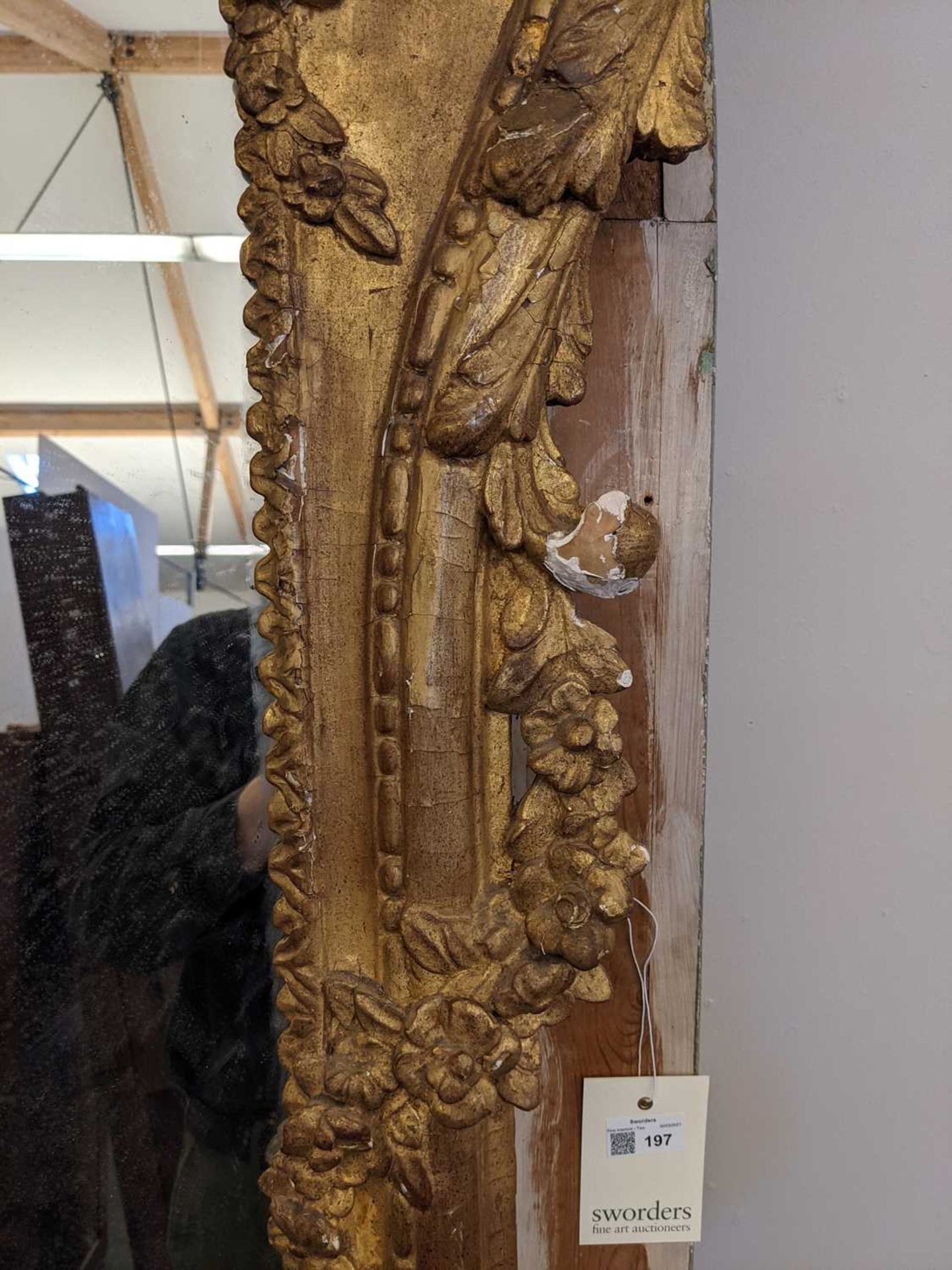 A large carved giltwood wall mirror - Image 17 of 22