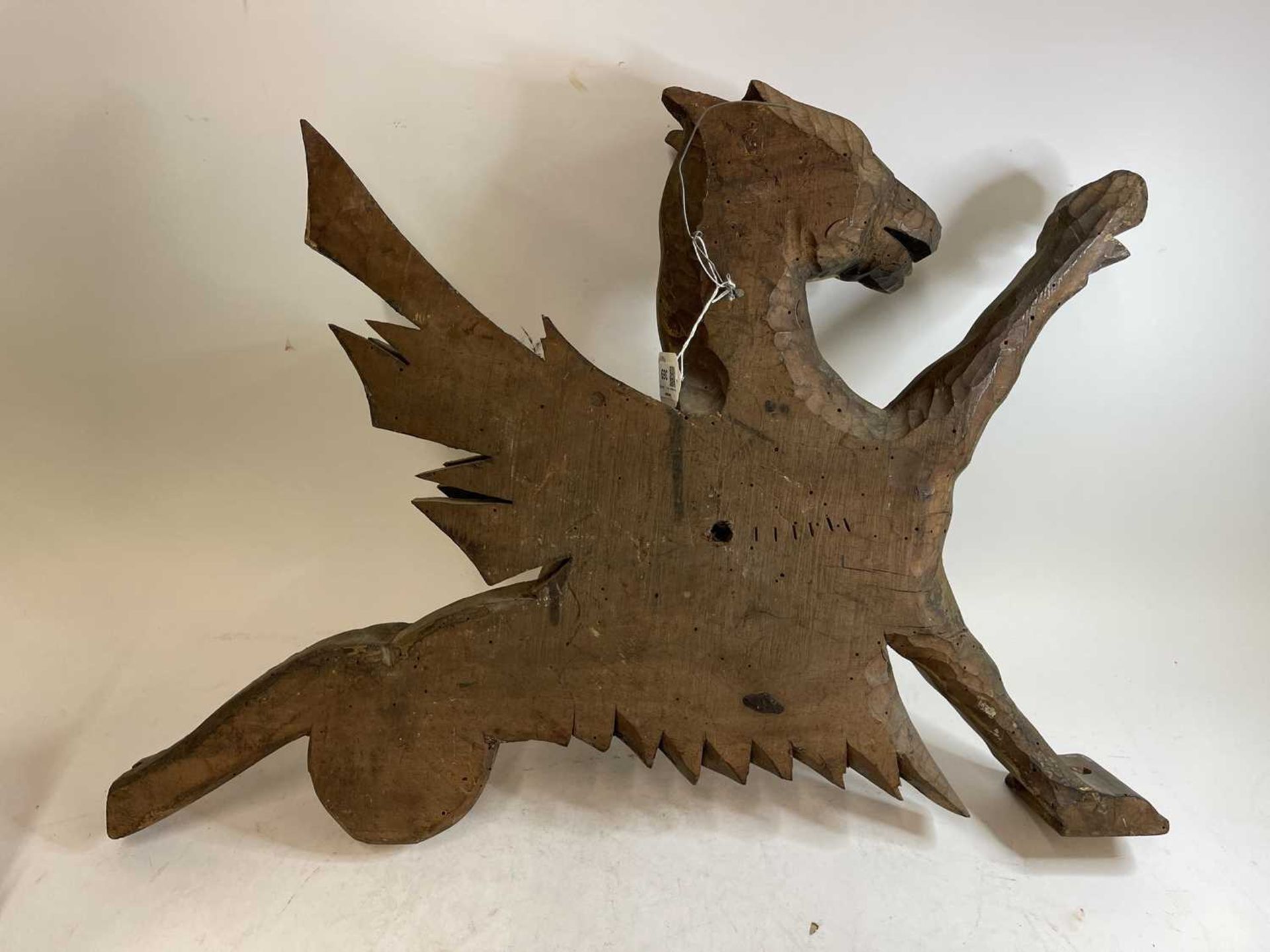 An opposing pair of carved giltwood dragon finials, - Bild 38 aus 45