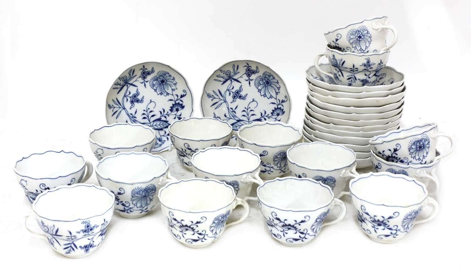 An extensive Meissen Onion pattern blue and white dinner and tea service, - Bild 6 aus 21