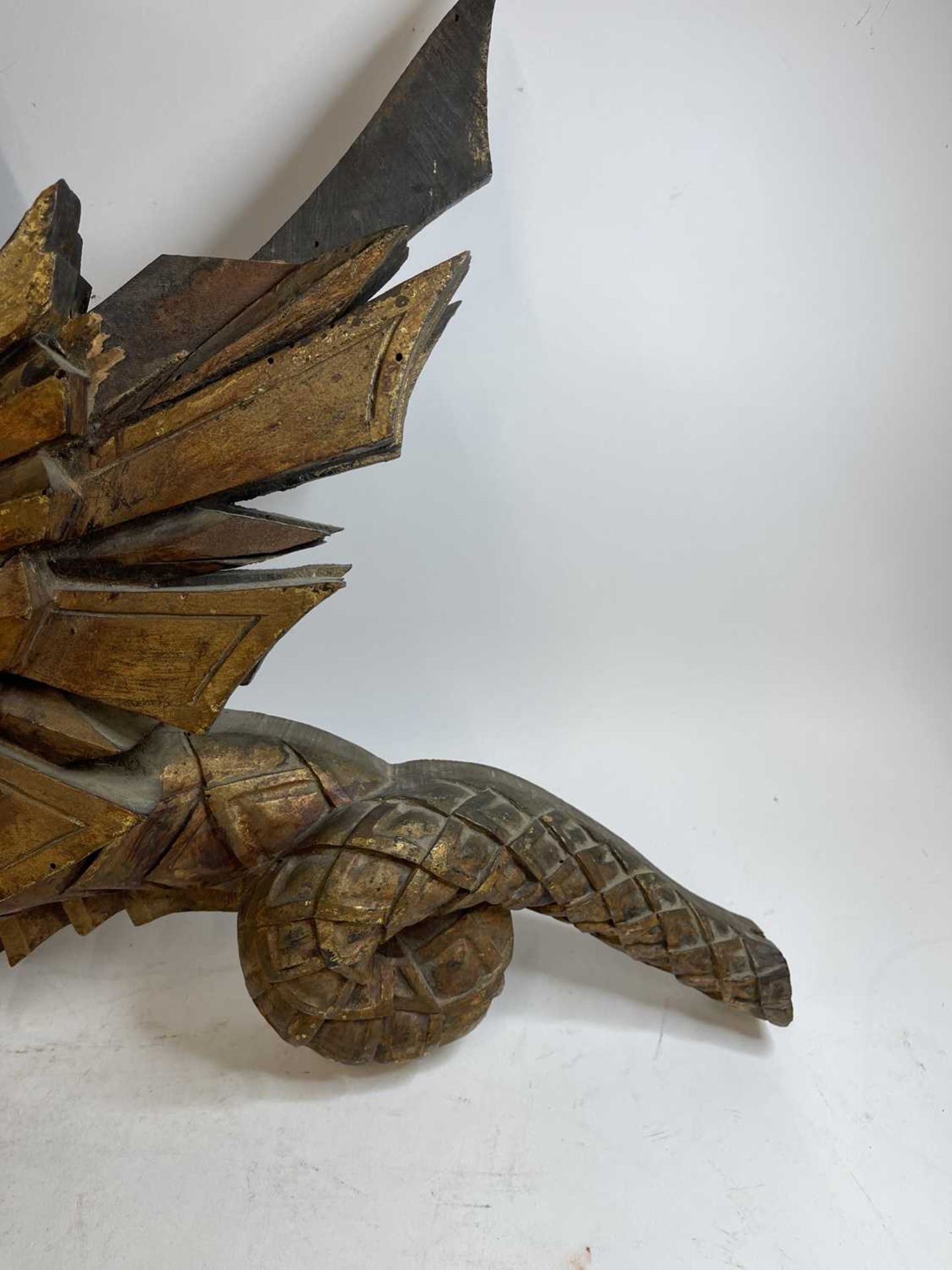 An opposing pair of carved giltwood dragon finials, - Bild 31 aus 45