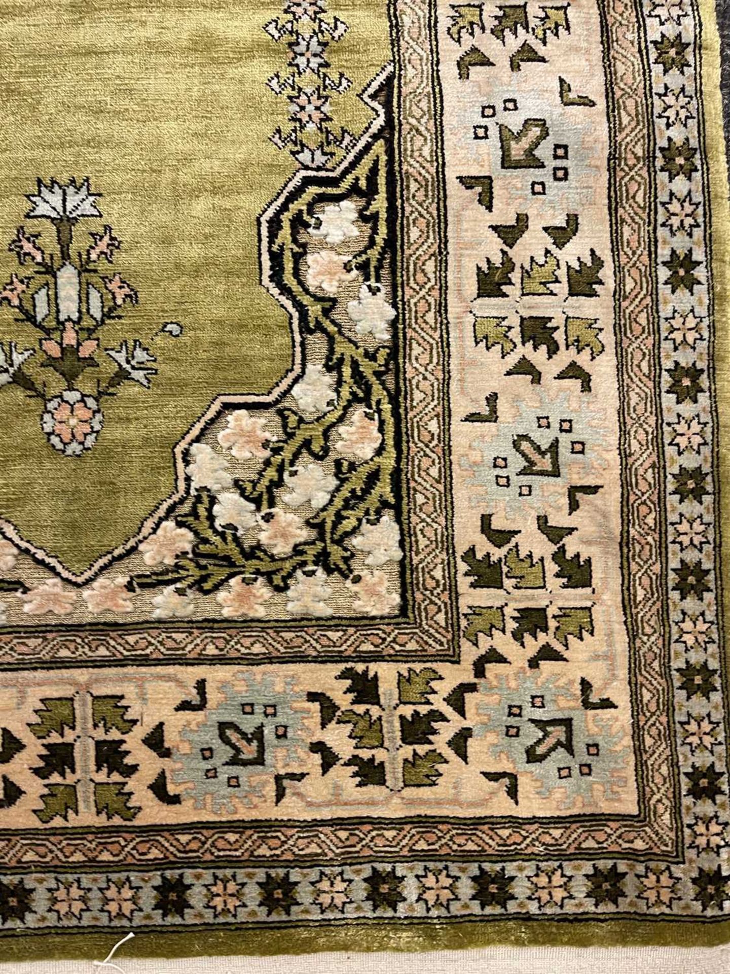 A small Turkish Hereke and gold-coloured metal rug, - Image 9 of 9