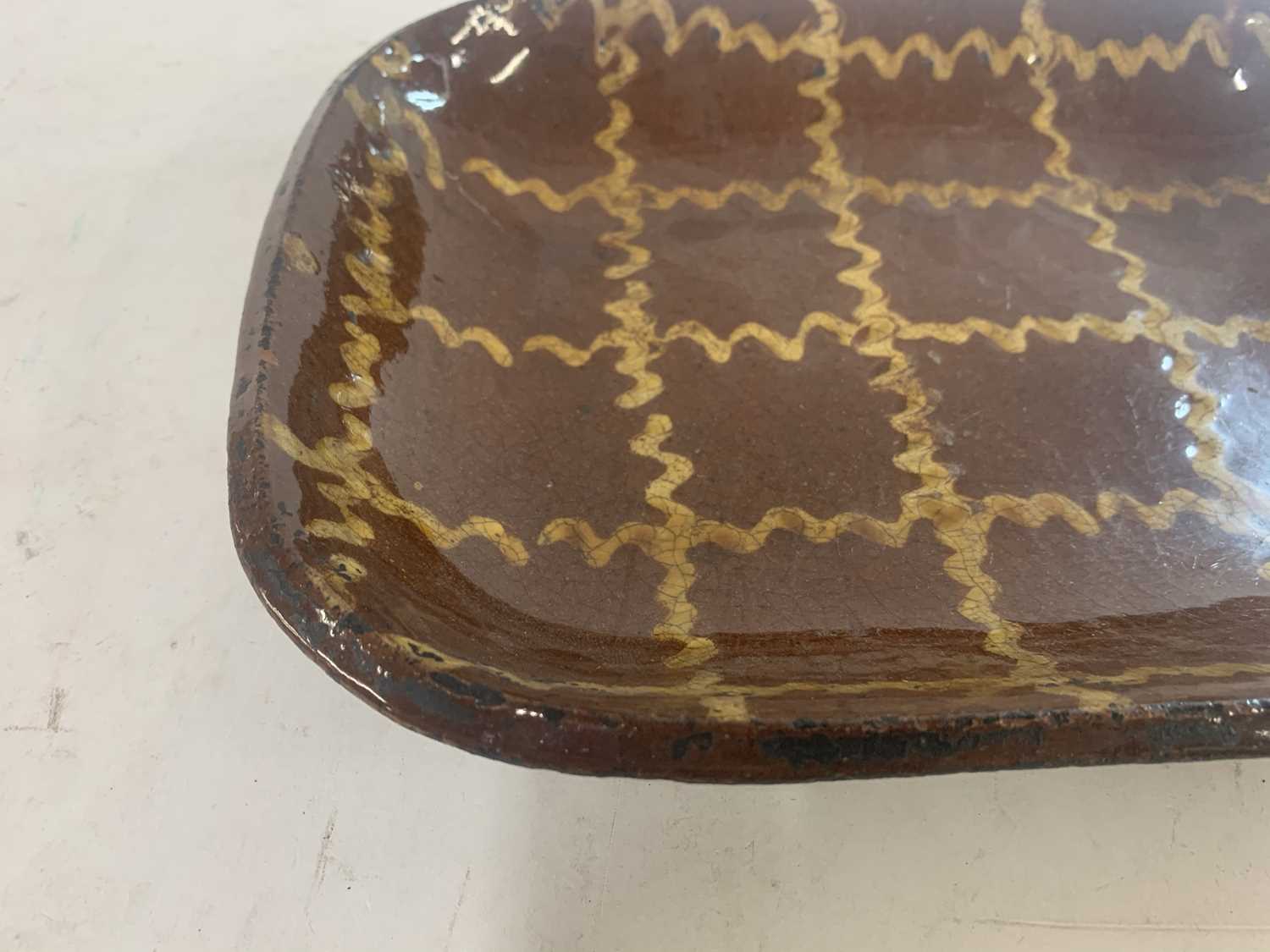 A Staffordshire pottery slipware baking dish, - Bild 8 aus 12