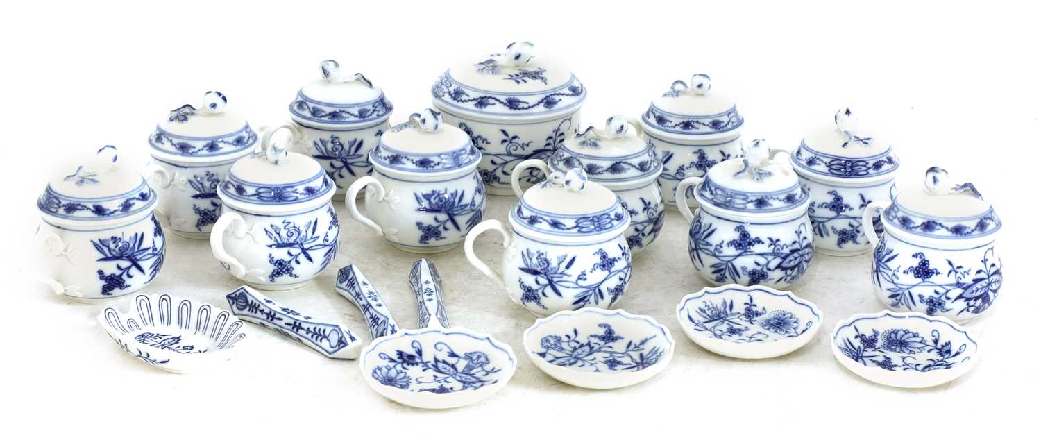 An extensive Meissen Onion pattern blue and white dinner and tea service, - Bild 15 aus 21