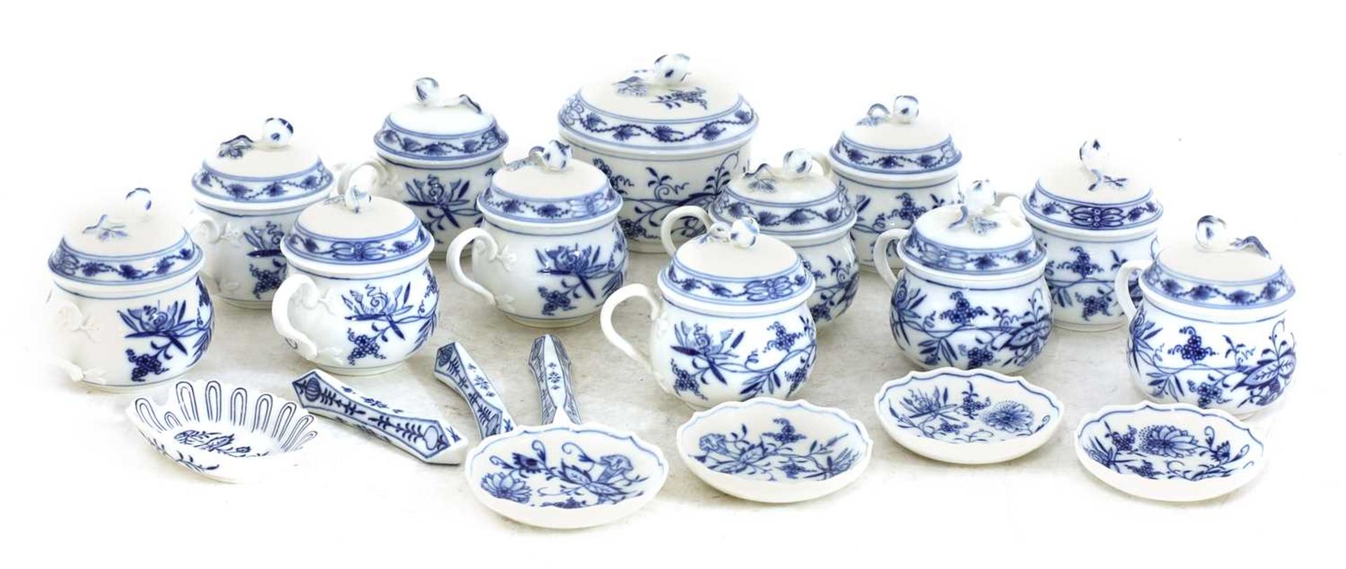 An extensive Meissen Onion pattern blue and white dinner and tea service, - Image 15 of 21