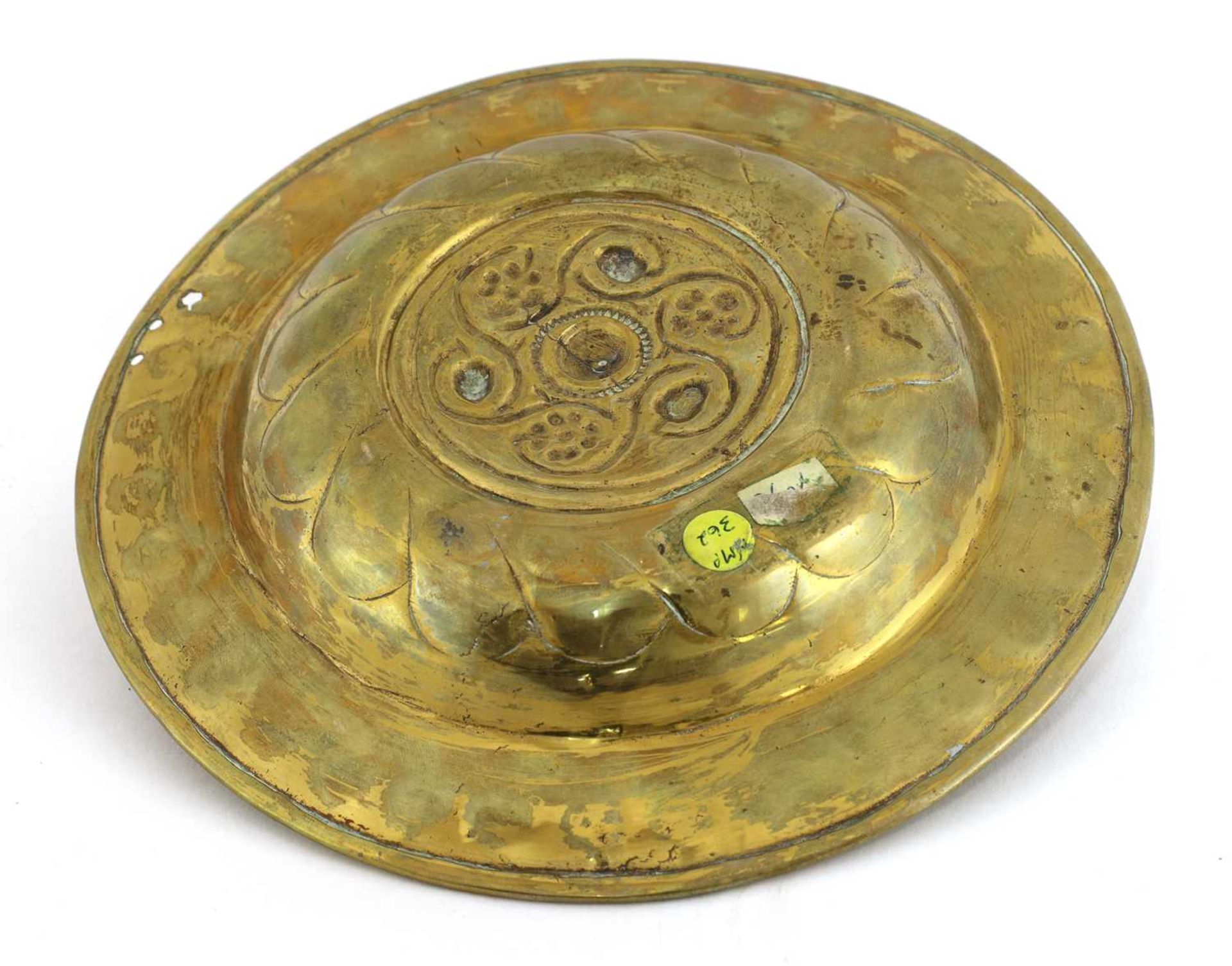 A small brass alms dish - Image 3 of 8