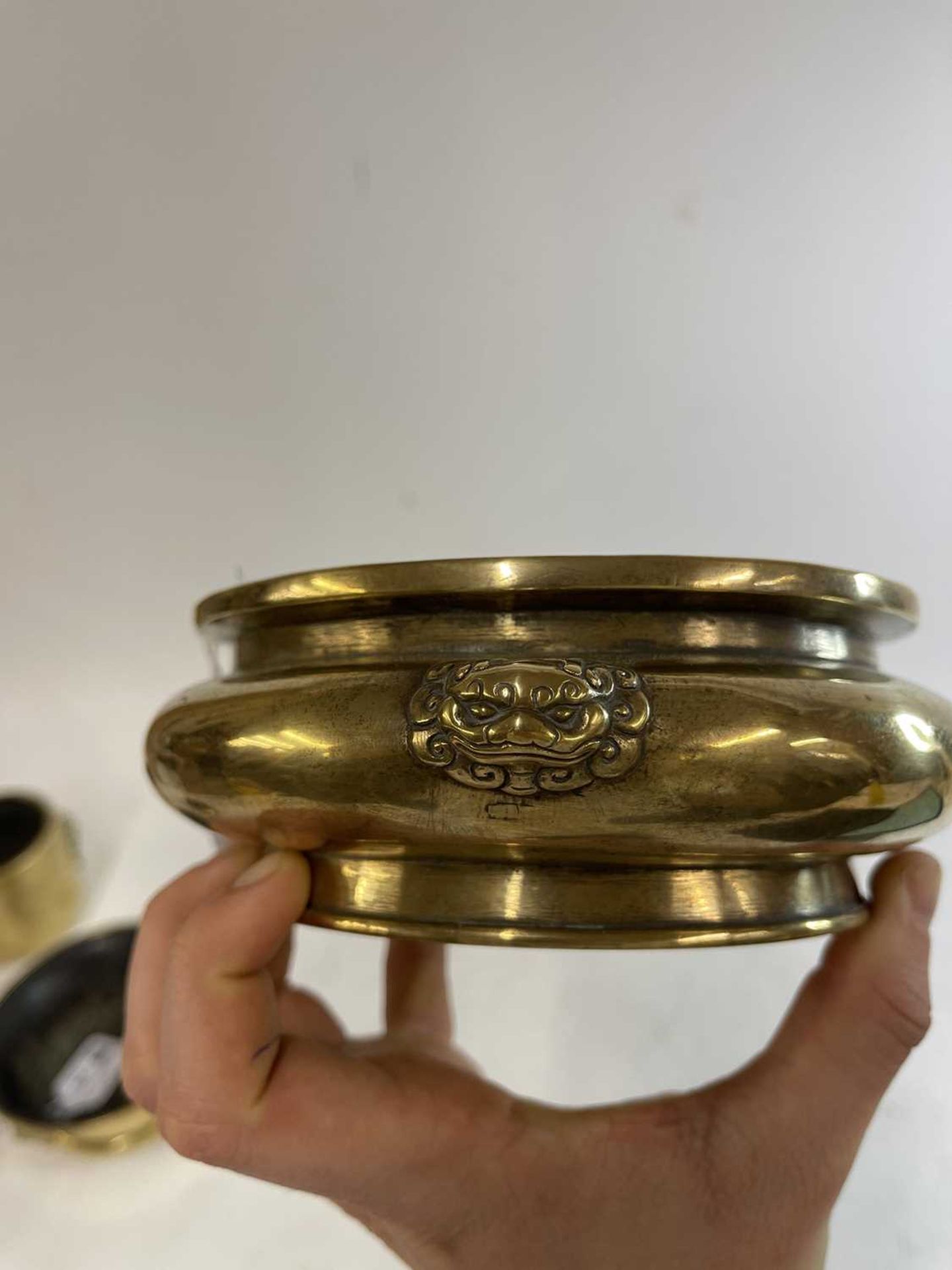 A Chinese bronze incense burner, - Bild 16 aus 24