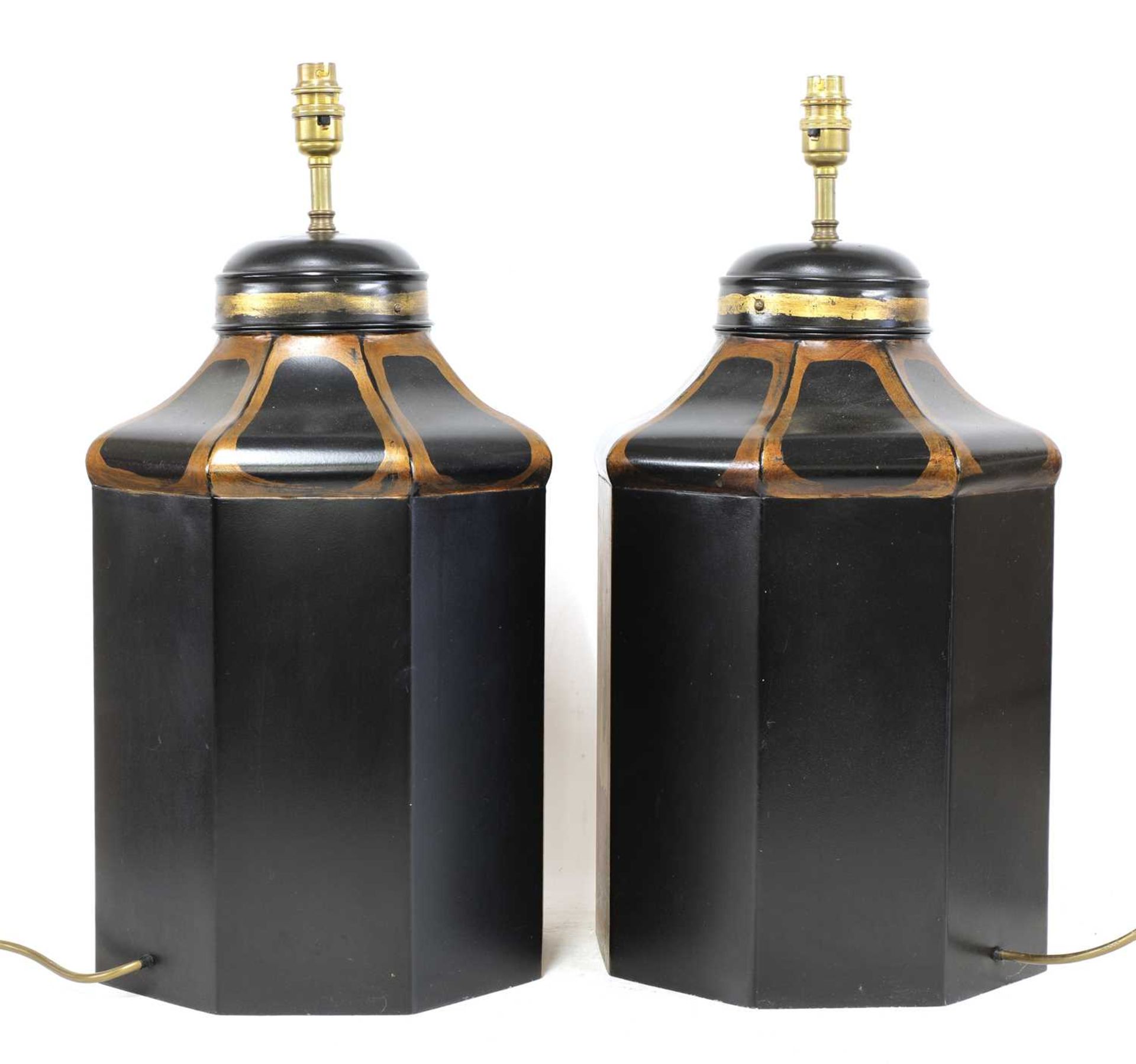 A pair of painted and gilded table lamps, - Bild 2 aus 2