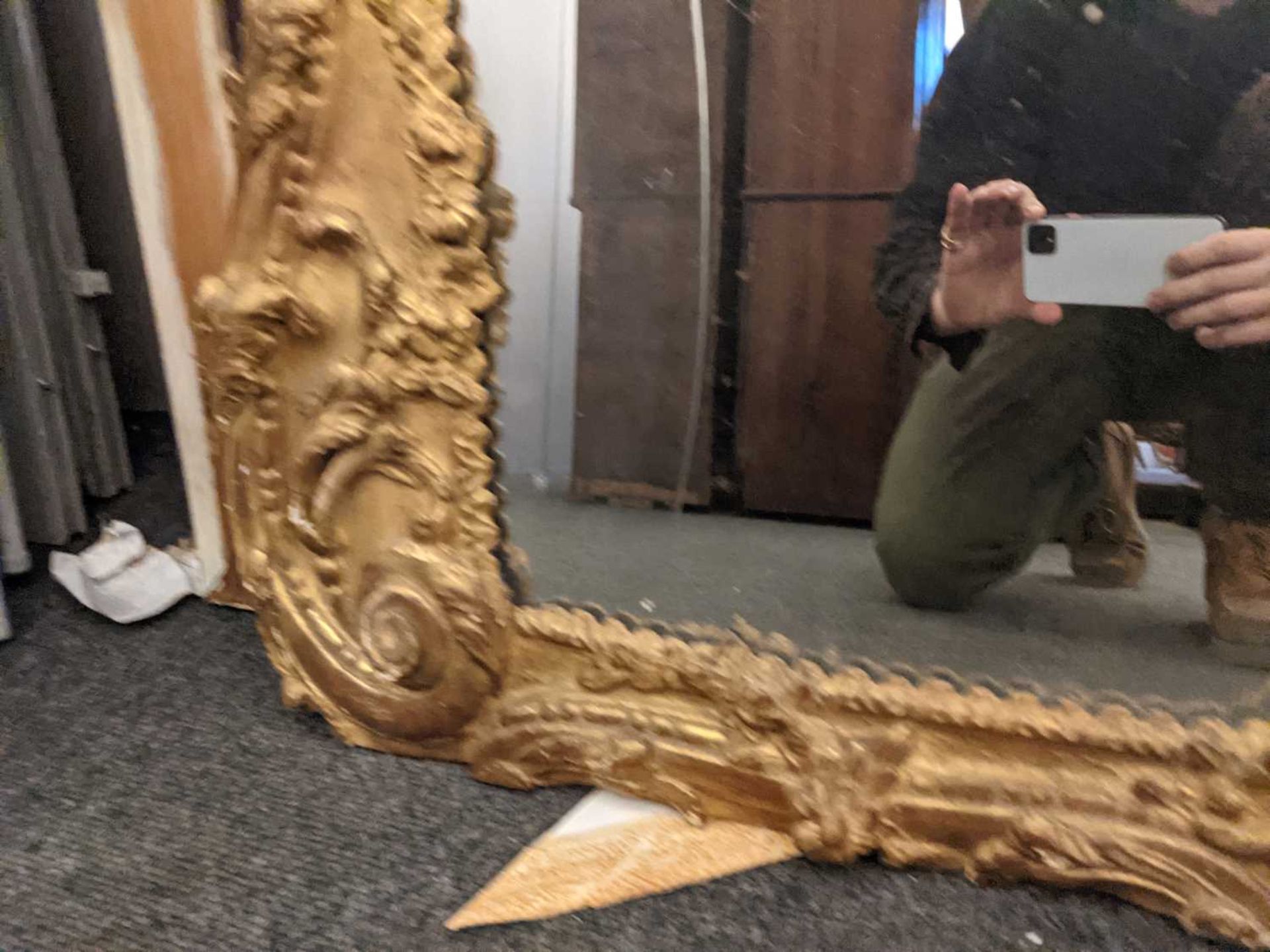 A large carved giltwood wall mirror - Image 12 of 22