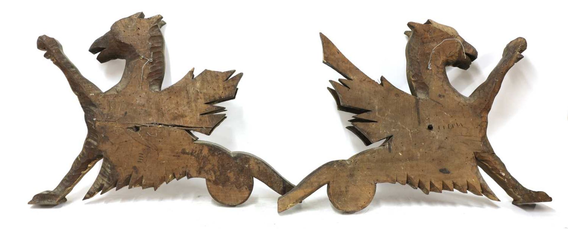 An opposing pair of carved giltwood dragon finials, - Bild 5 aus 45
